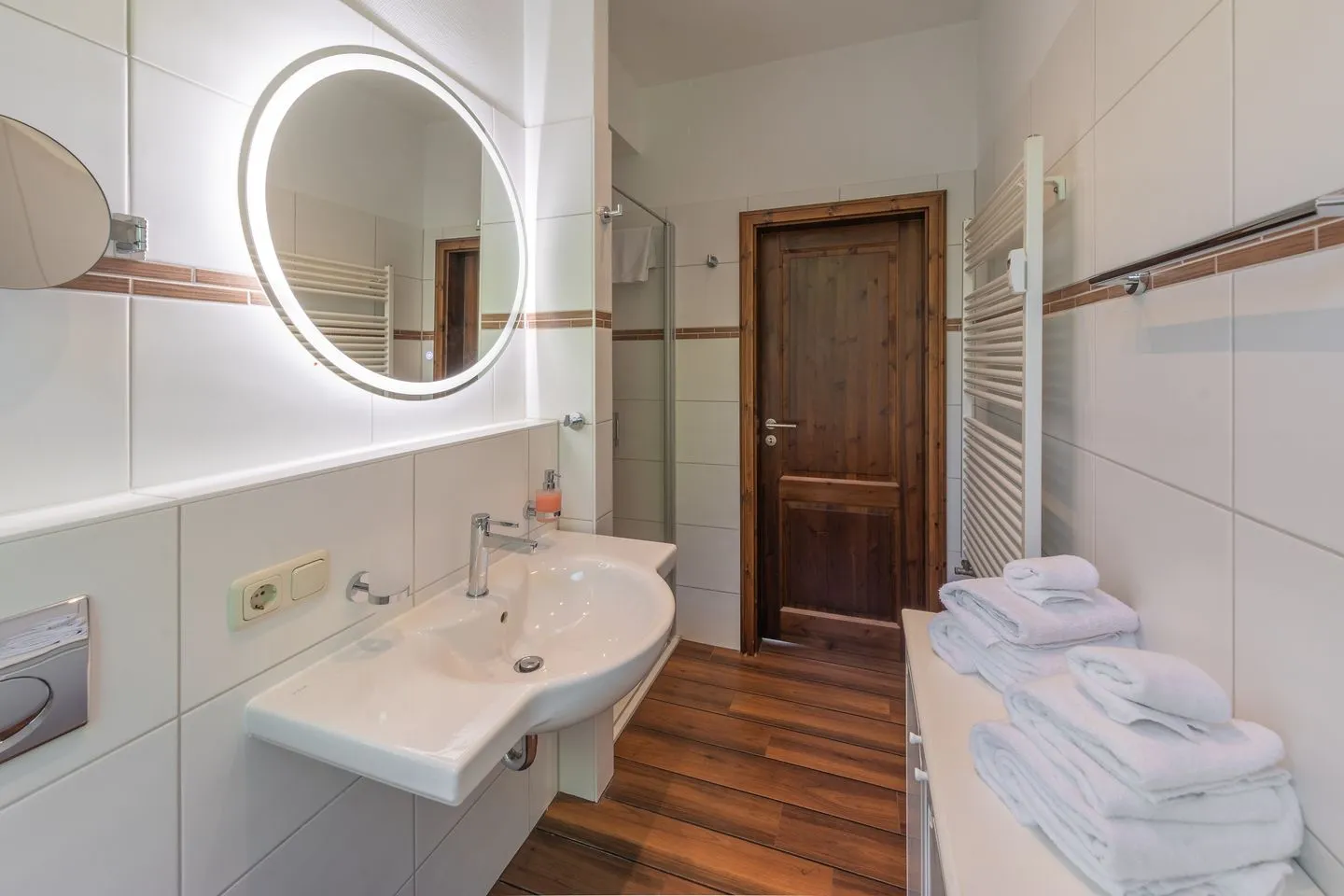 Strandkorb Waren (Müritz) - Ferienwohnung Strandkorb Badezimmer mit Waschbecken und Dusche