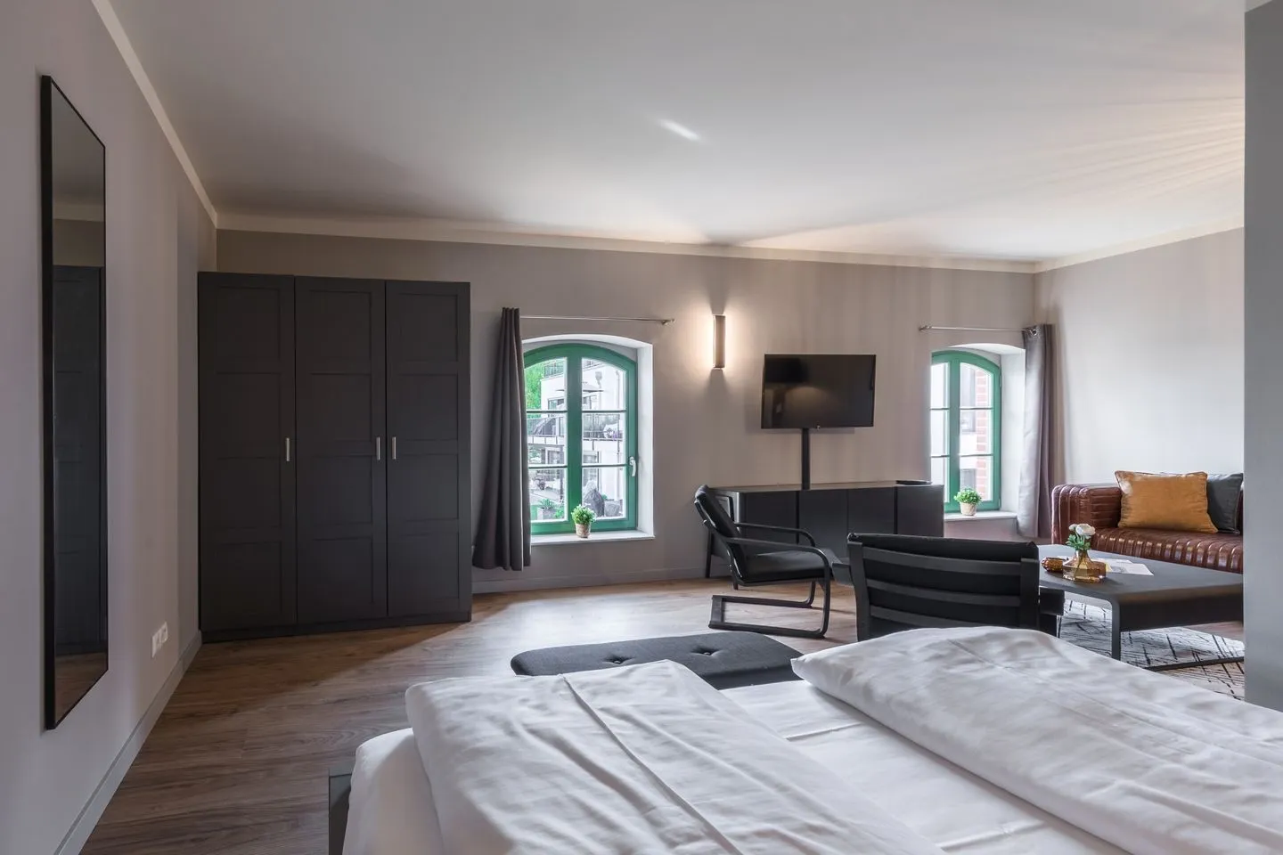 Heimathafen Klink - Ferienwohnung Heimathafen Ausblick vom Bett in den Raum hinein zum Kleiderschrank