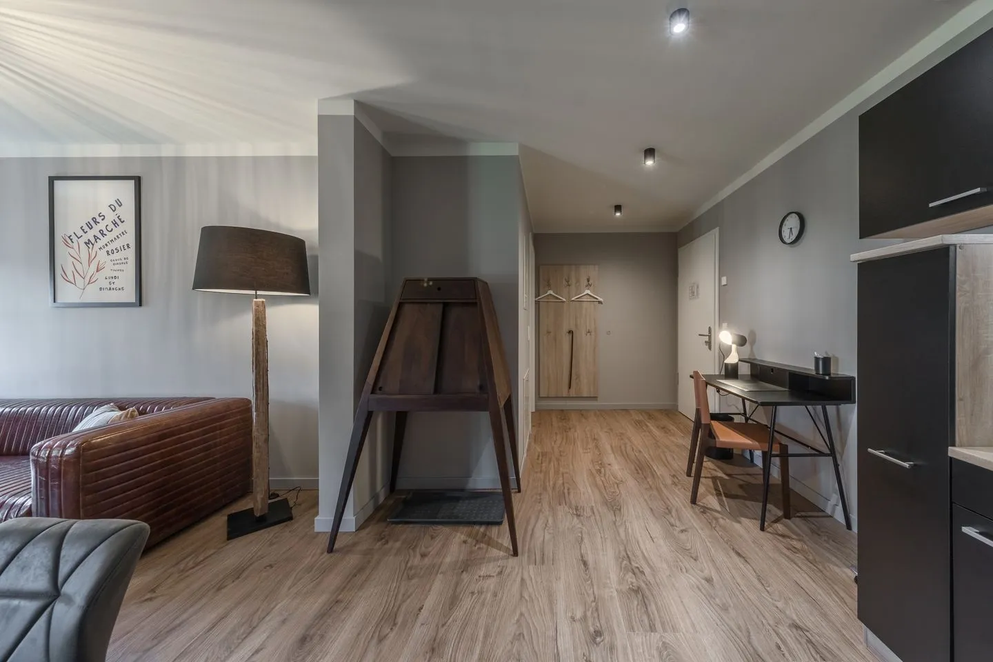 Heimathafen Klink - Ferienwohnung Heimathafen Eingangsbereich mit Garderobe und Schreibtisch