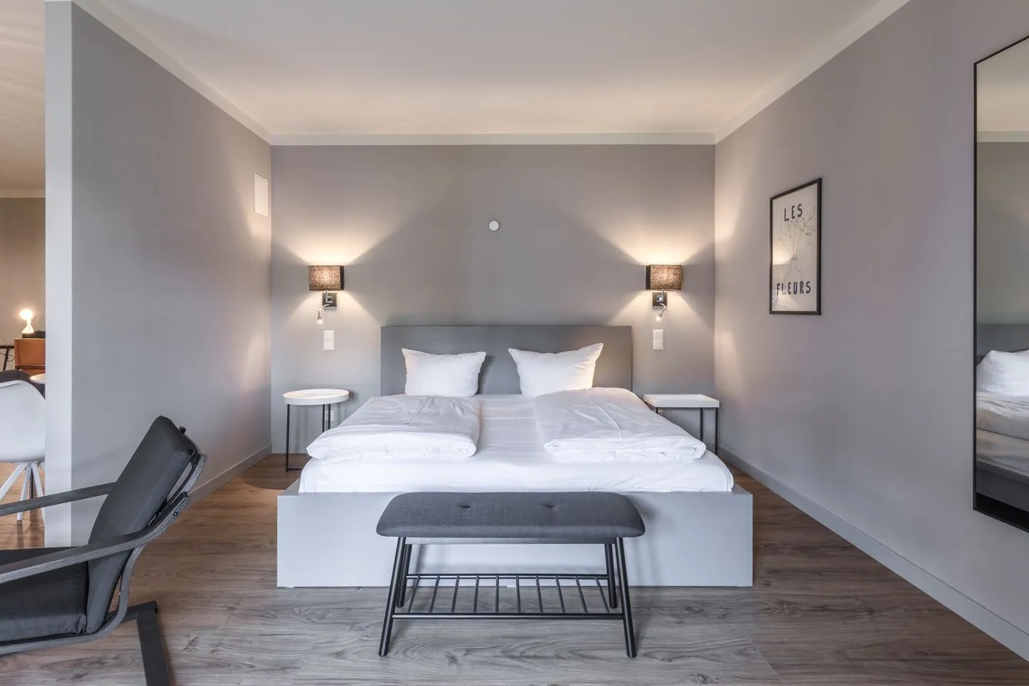 Heimathafen Klink - Ferienwohnung Heimathafen großes Doppelbett mit Wandbeleuchtung