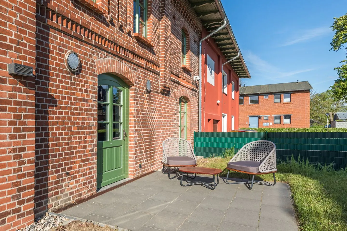 Wellenklang Klink - Ferienwohnung Wellenklang Terrasse mit Sitzmöglichkeiten und Tisch zum Sonne genießen