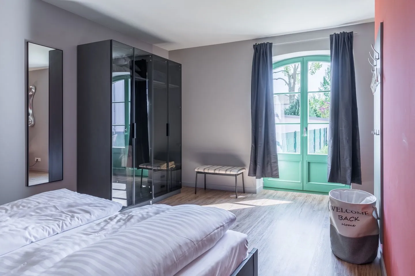 Wellenklang Klink - Ferienwohnung Wellenklang Kleiderschrank und Ausblick in den Garten