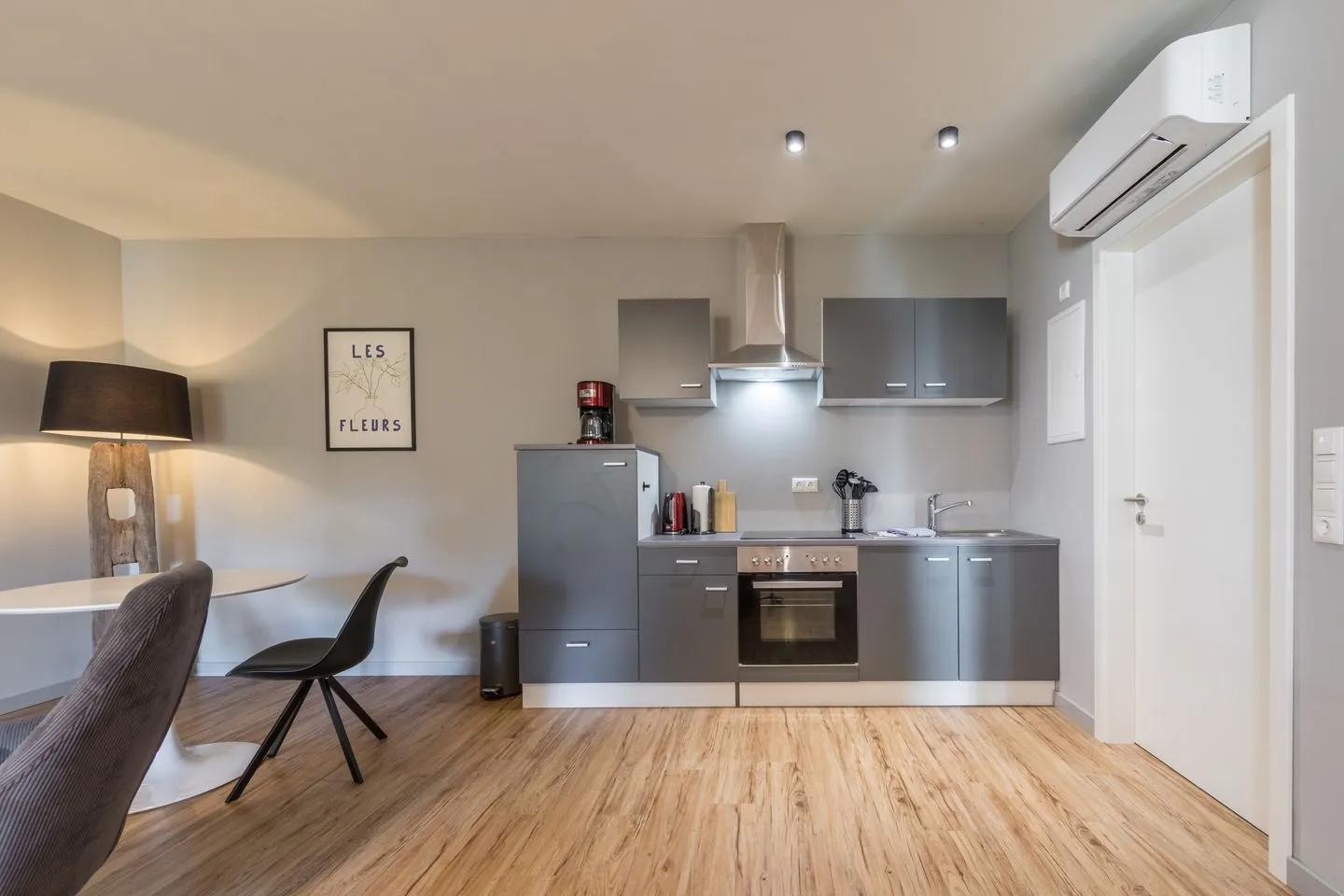 Wellenklang Klink - Ferienwohnung Wellenklang Küchenzeile mit rundem Esstisch