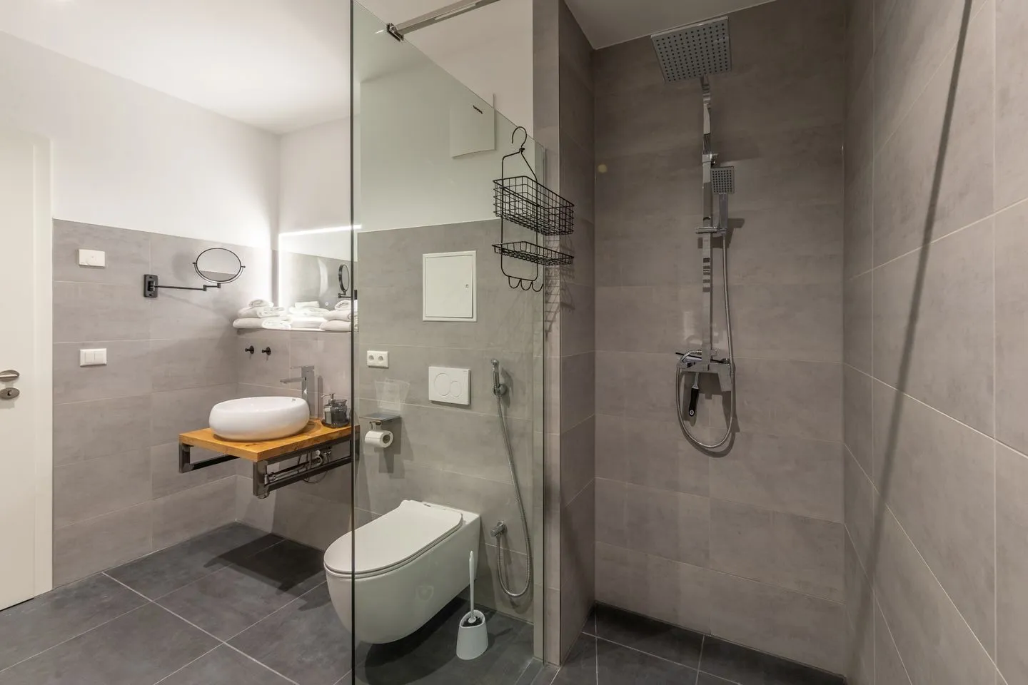 Wellenklang Klink - Ferienwohnung Wellenklang modernes Bad mit offener Glasdusche mit Wellnessbrause