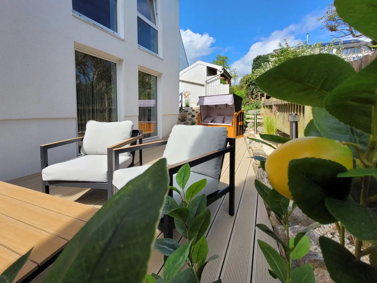 Moderne Lounge-Ferienwohnung mit Terrasse, Strandkorb, Parkplatz - 50 Meter zum Strand Sierksdorf - Gartenbereich mit Strandkorb