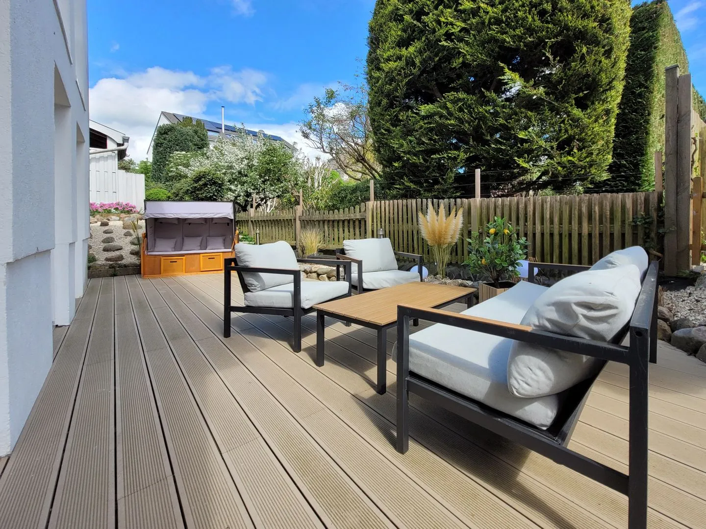 Moderne Lounge-Ferienwohnung mit Terrasse, Strandkorb, Parkplatz - 50 Meter zum Strand Sierksdorf - Sitzbereich mit Gartenmöbeln
