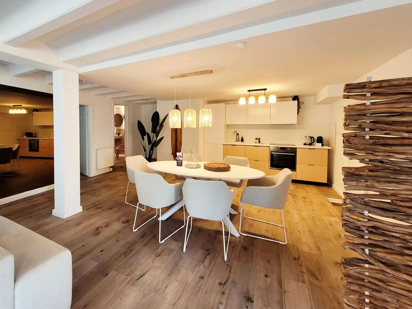 Moderne Lounge-Ferienwohnung mit Terrasse, Strandkorb, Parkplatz - 50 Meter zum Strand Sierksdorf - Blick in das Appartement