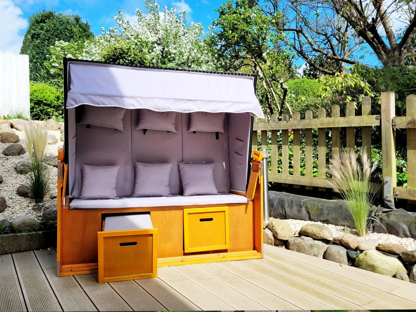 Moderne Lounge-Ferienwohnung mit Terrasse, Strandkorb, Parkplatz - 50 Meter zum Strand Sierksdorf - Gemütlicher Strandkorb im Garten