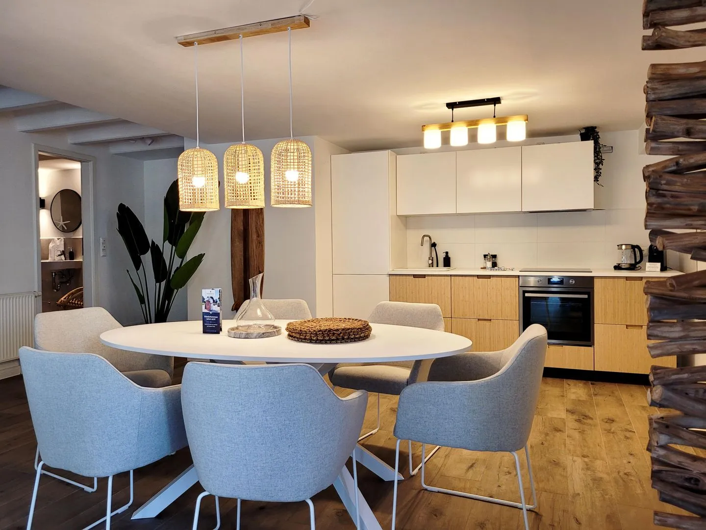 Moderne Lounge-Ferienwohnung mit Terrasse, Strandkorb, Parkplatz - 50 Meter zum Strand Sierksdorf - Essbereich und Küche