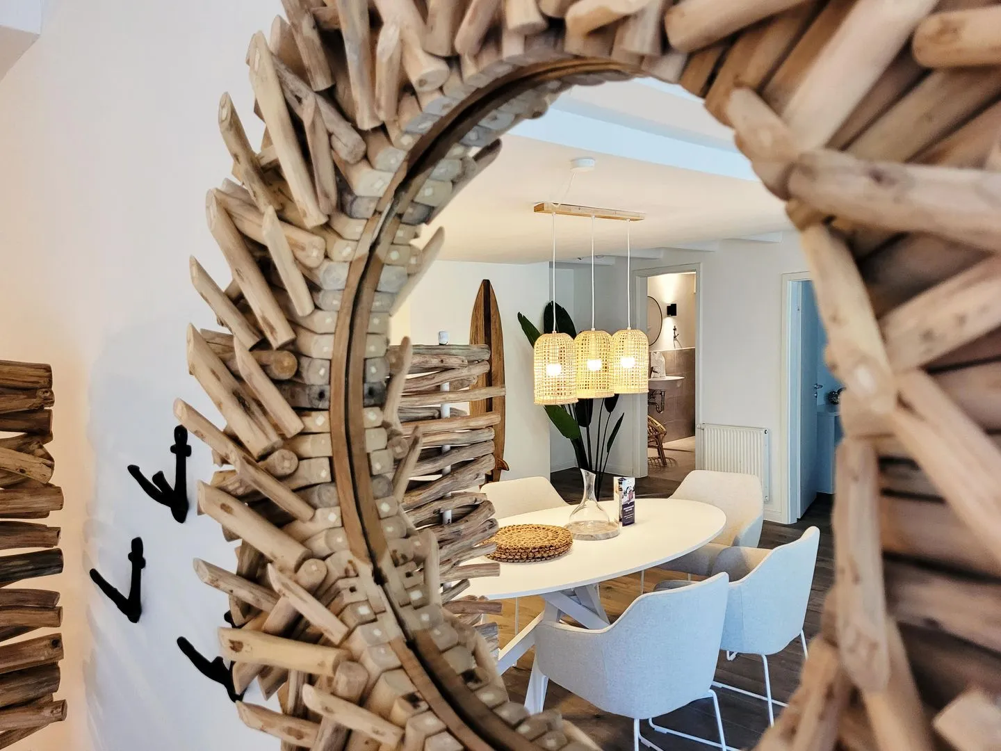 Moderne Lounge-Ferienwohnung mit Terrasse, Strandkorb, Parkplatz - 50 Meter zum Strand Sierksdorf - Blick in den Spiegel