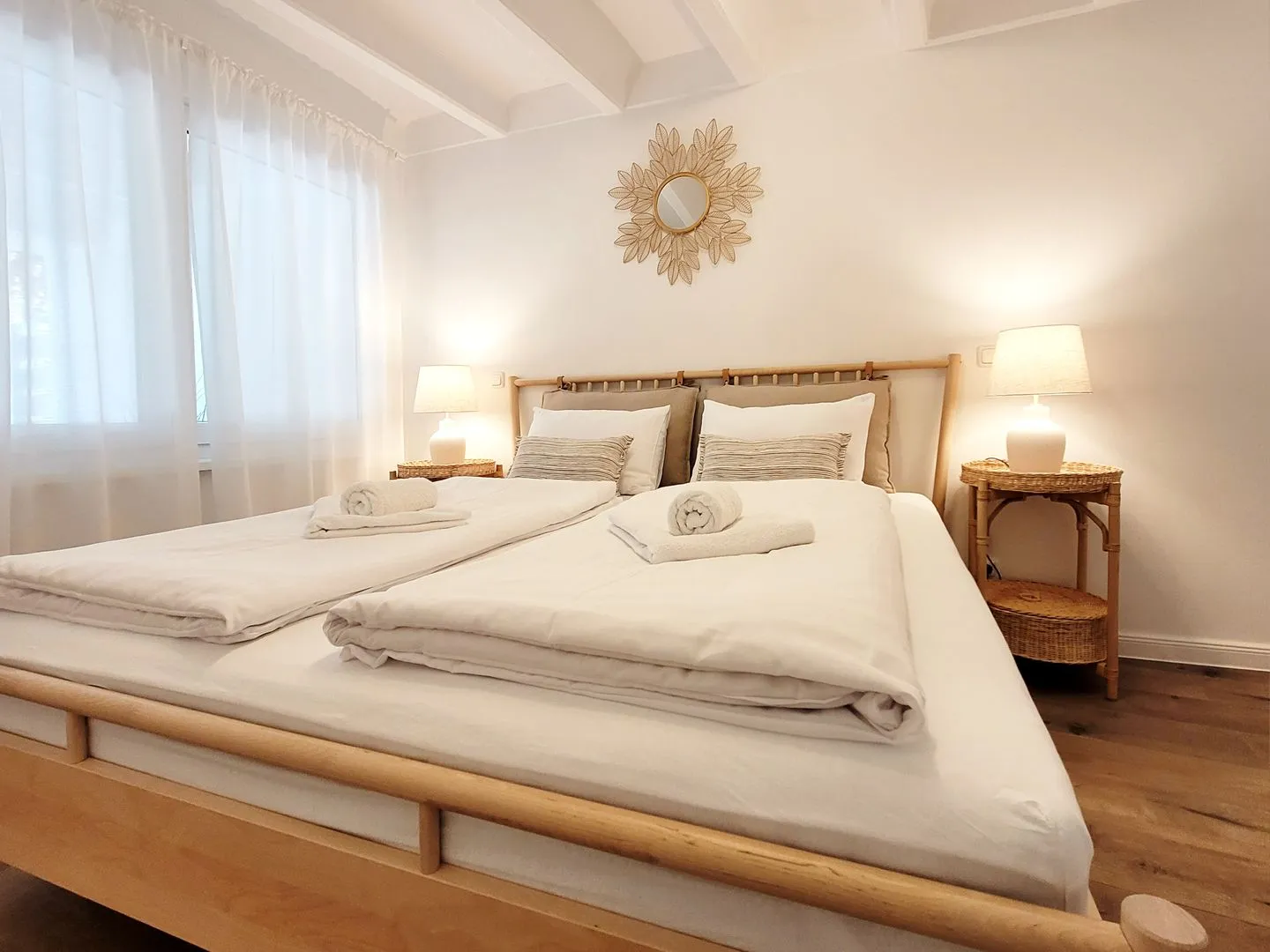 Moderne Lounge-Ferienwohnung mit Terrasse, Strandkorb, Parkplatz - 50 Meter zum Strand Sierksdorf - Schlafzimmer 1 mit Doppelbett
