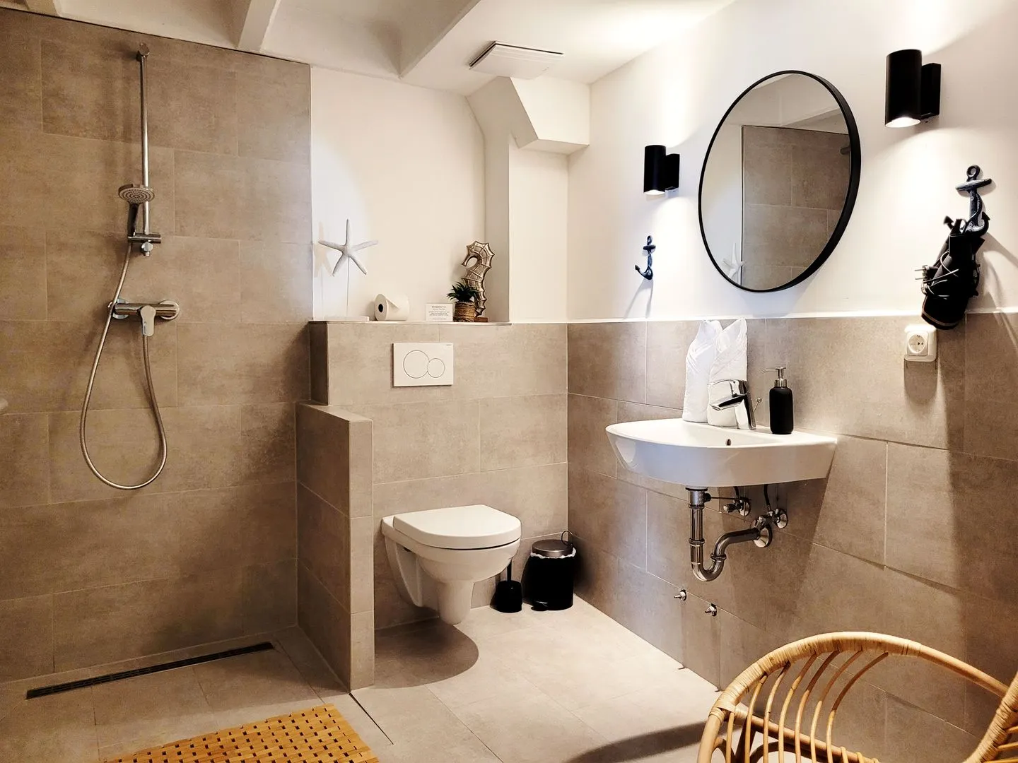 Moderne Lounge-Ferienwohnung mit Terrasse, Strandkorb, Parkplatz - 50 Meter zum Strand Sierksdorf - Geräumiges modernes Badezimmer