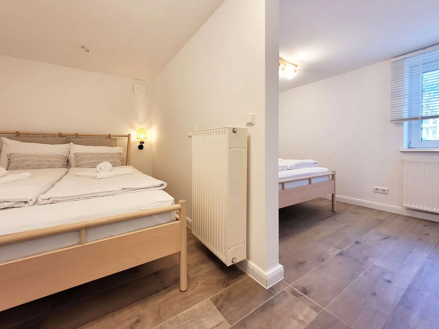 Moderne Lounge-Ferienwohnung mit Terrasse, Strandkorb, Parkplatz - 50 Meter zum Strand Sierksdorf - Blick auf Schlafzimmer 2 und 3