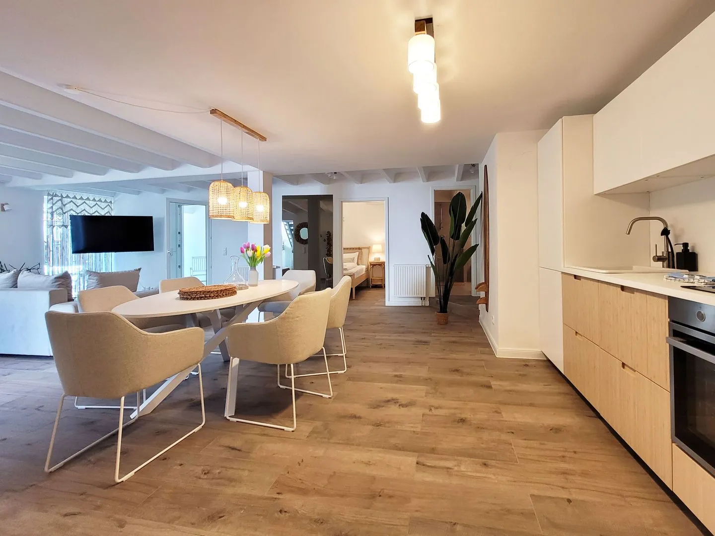 Moderne Lounge-Ferienwohnung mit Terrasse, Strandkorb, Parkplatz - 50 Meter zum Strand Sierksdorf - Küche und Essbereich - Blick Richtung Badezimmer