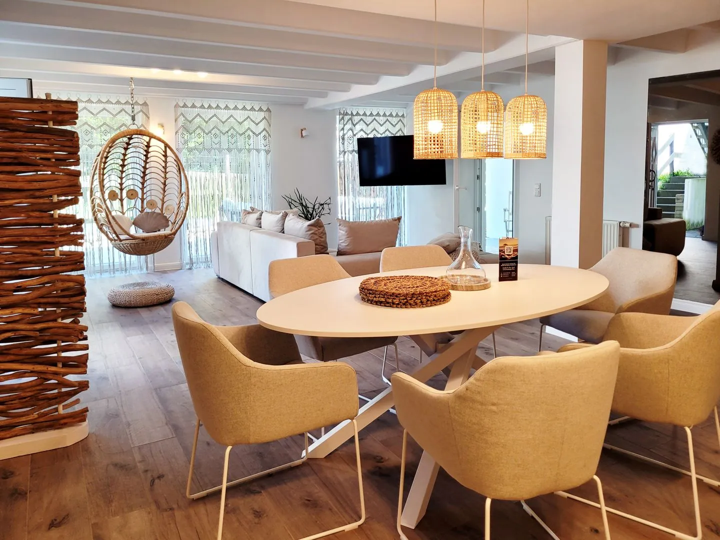 Moderne Lounge-Ferienwohnung mit Terrasse, Strandkorb, Parkplatz - 50 Meter zum Strand Sierksdorf - Blick in das Appartement