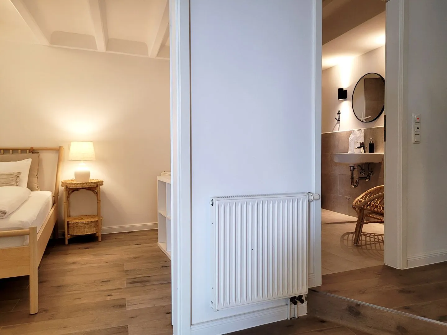 Moderne Lounge-Ferienwohnung mit Terrasse, Strandkorb, Parkplatz - 50 Meter zum Strand Sierksdorf - Schlafzimmer 1 mit Badezimmer nebenan