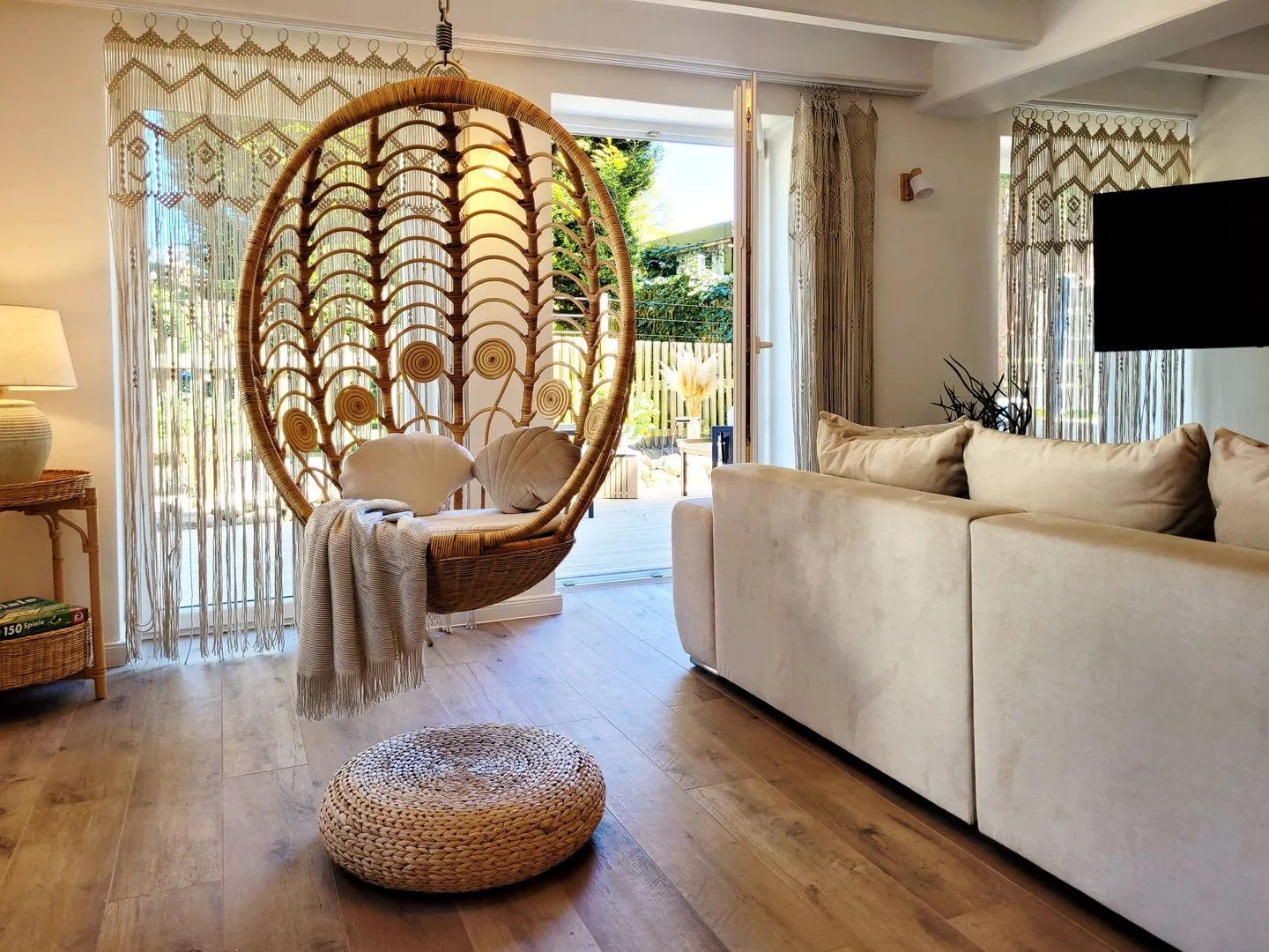Moderne Lounge-Ferienwohnung mit Terrasse, Strandkorb, Parkplatz - 50 Meter zum Strand Sierksdorf - Gemütlicher Hängesessel im Wohnzimmer