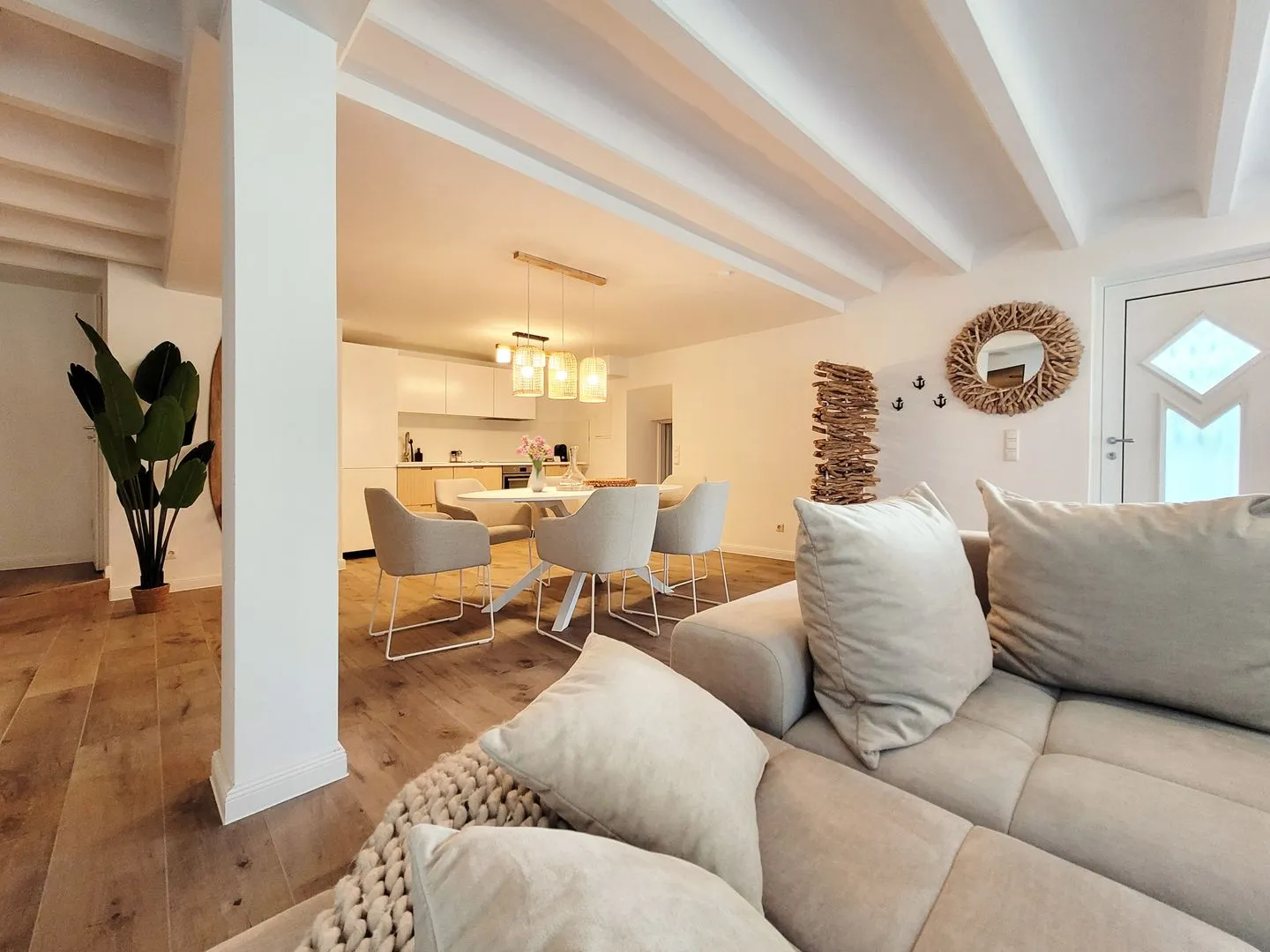 Moderne Lounge-Ferienwohnung mit Terrasse, Strandkorb, Parkplatz - 50 Meter zum Strand Sierksdorf - Großes Loungesofa und hochwertige Möbel