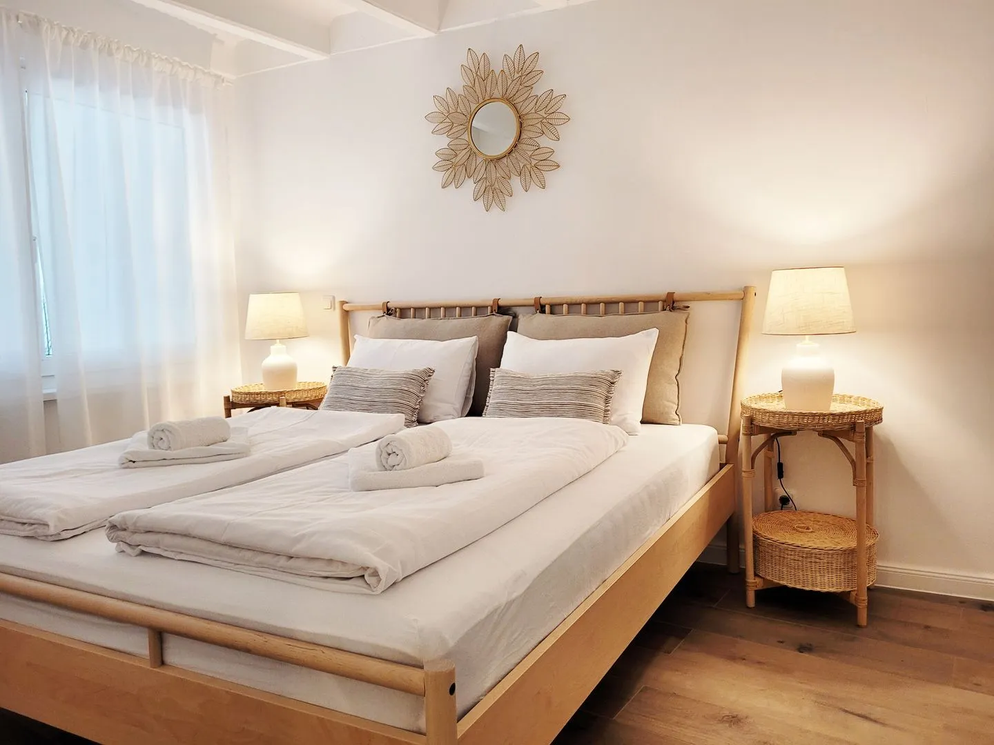 Moderne Lounge-Ferienwohnung mit Terrasse, Strandkorb, Parkplatz - 50 Meter zum Strand Sierksdorf - Schlafzimmer 1 mit Doppelbett