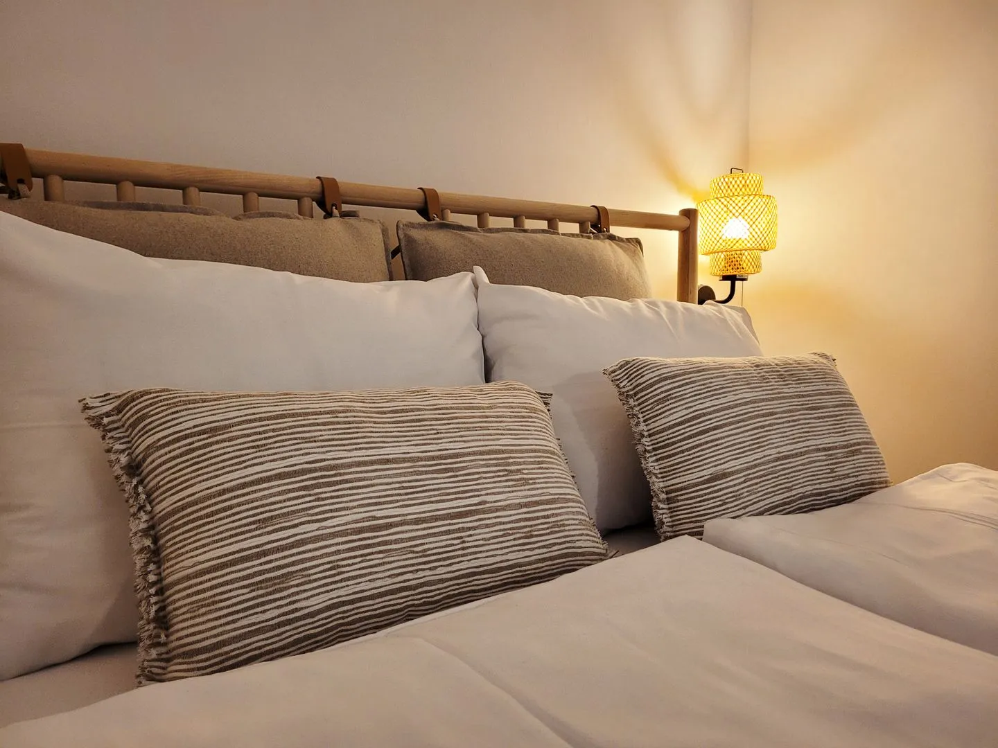 Moderne Lounge-Ferienwohnung mit Terrasse, Strandkorb, Parkplatz - 50 Meter zum Strand Sierksdorf - Doppelbett mit Nachttisch