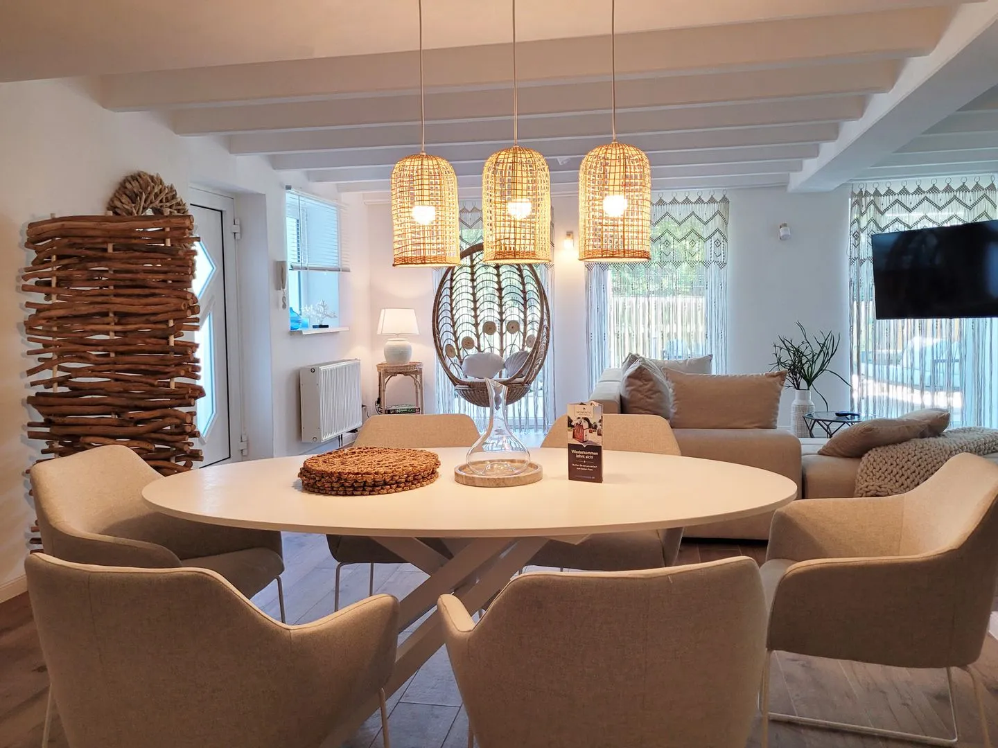 Moderne Lounge-Ferienwohnung mit Terrasse, Strandkorb, Parkplatz - 50 Meter zum Strand Sierksdorf - Großer Tisch mit 6 bequemen Stühlen