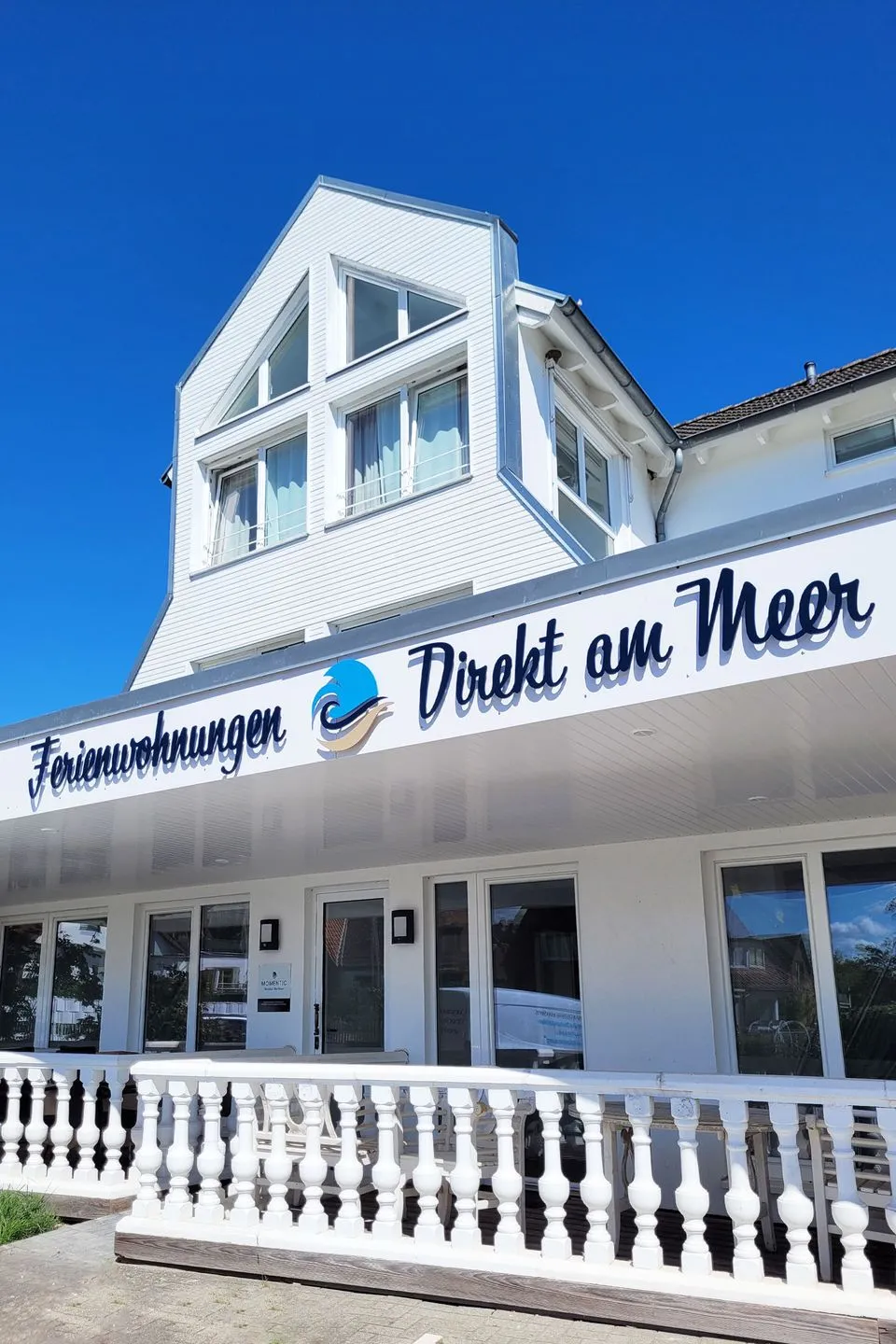 Moderne Lounge-Ferienwohnung mit Terrasse, Strandkorb, Parkplatz - 50 Meter zum Strand Sierksdorf - Willkommen bei Momentic