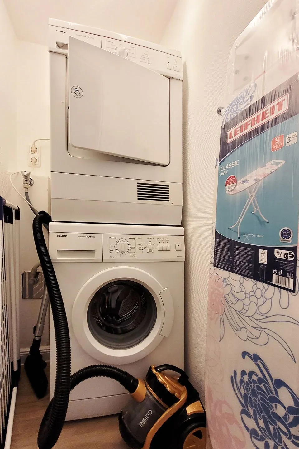 Moderne Lounge-Ferienwohnung mit Terrasse, Strandkorb, Parkplatz - 50 Meter zum Strand Sierksdorf - Waschmaschine, Trockner und Bügeleisen im Hauswirtschaftsraum zur kostenfreien Nutzung