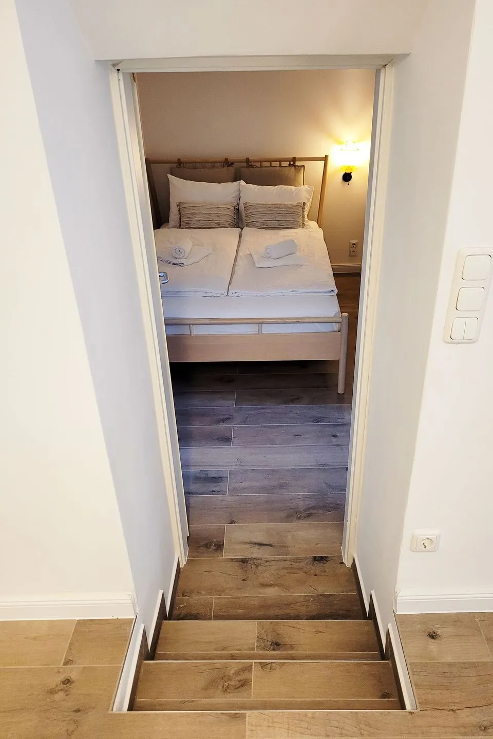 Moderne Lounge-Ferienwohnung mit Terrasse, Strandkorb, Parkplatz - 50 Meter zum Strand Sierksdorf - Stufen hinunter zu Schlafzimmer 2 und 3