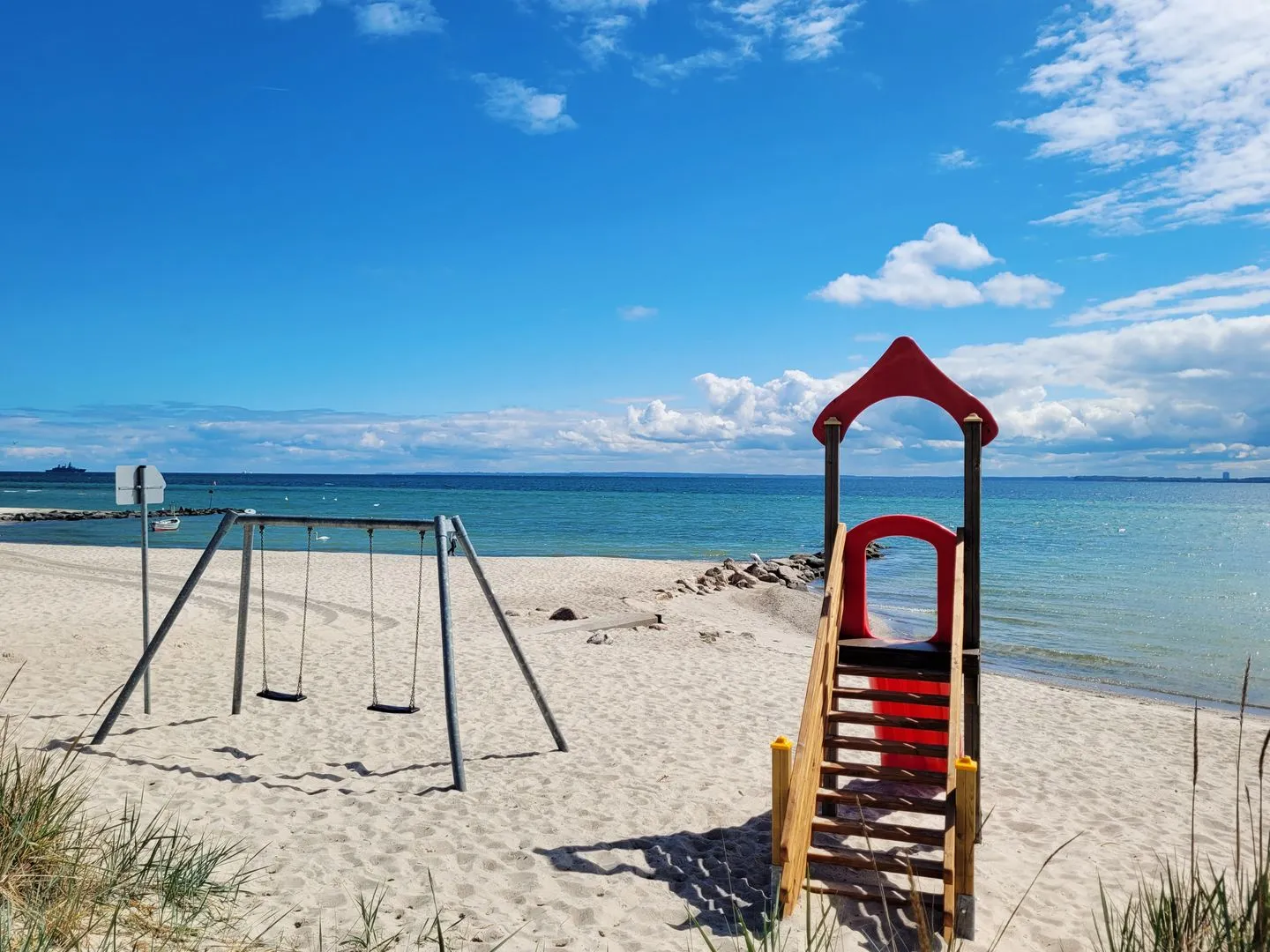 Moderne Lounge-Ferienwohnung mit Terrasse, Strandkorb, Parkplatz - 50 Meter zum Strand Sierksdorf - Spielplatz Sierksdorf - Direkt am Strand