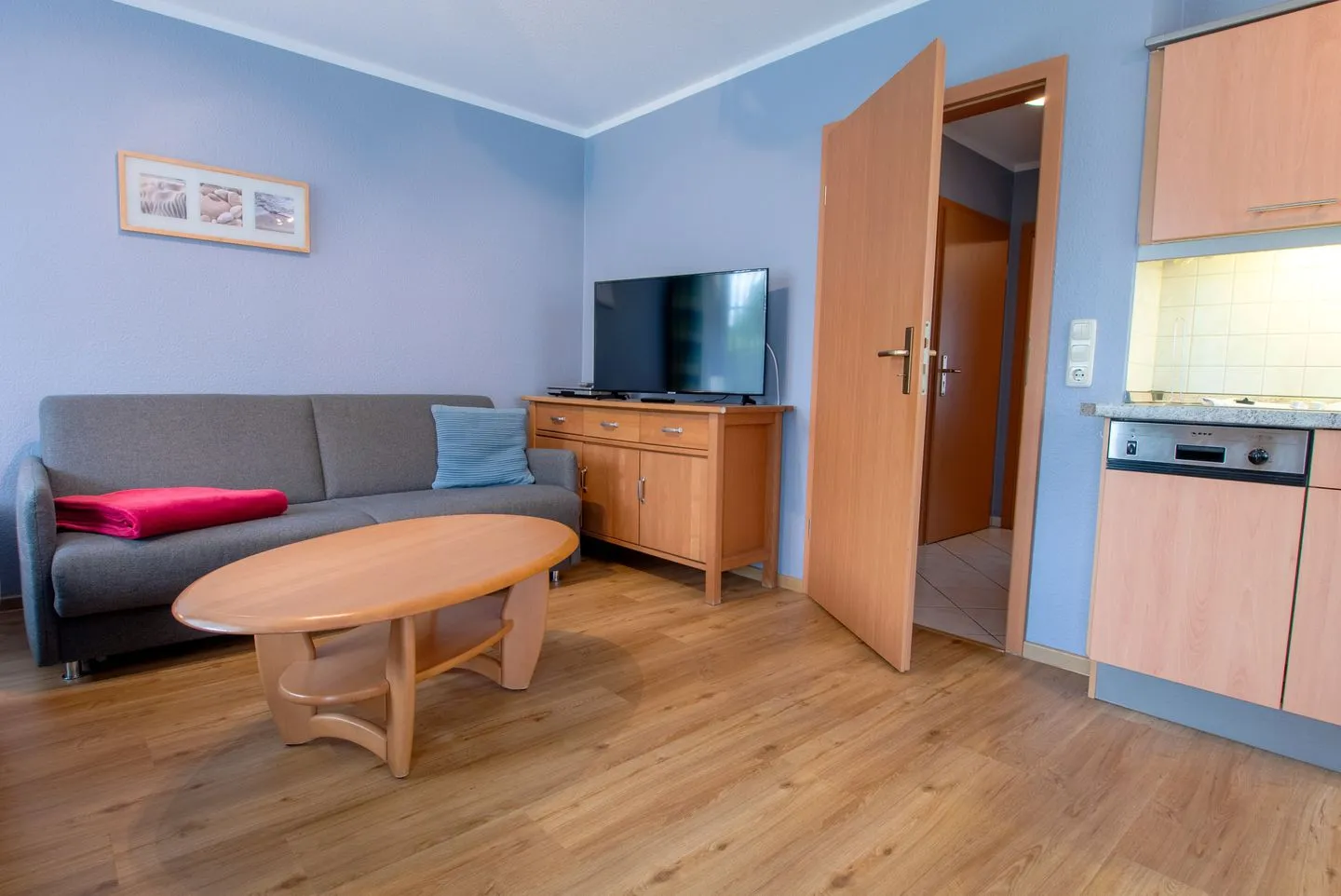 Hoppenberg 7 EG links Ostseeheilbad Zingst - Wohnbereich mit Sofa und TV