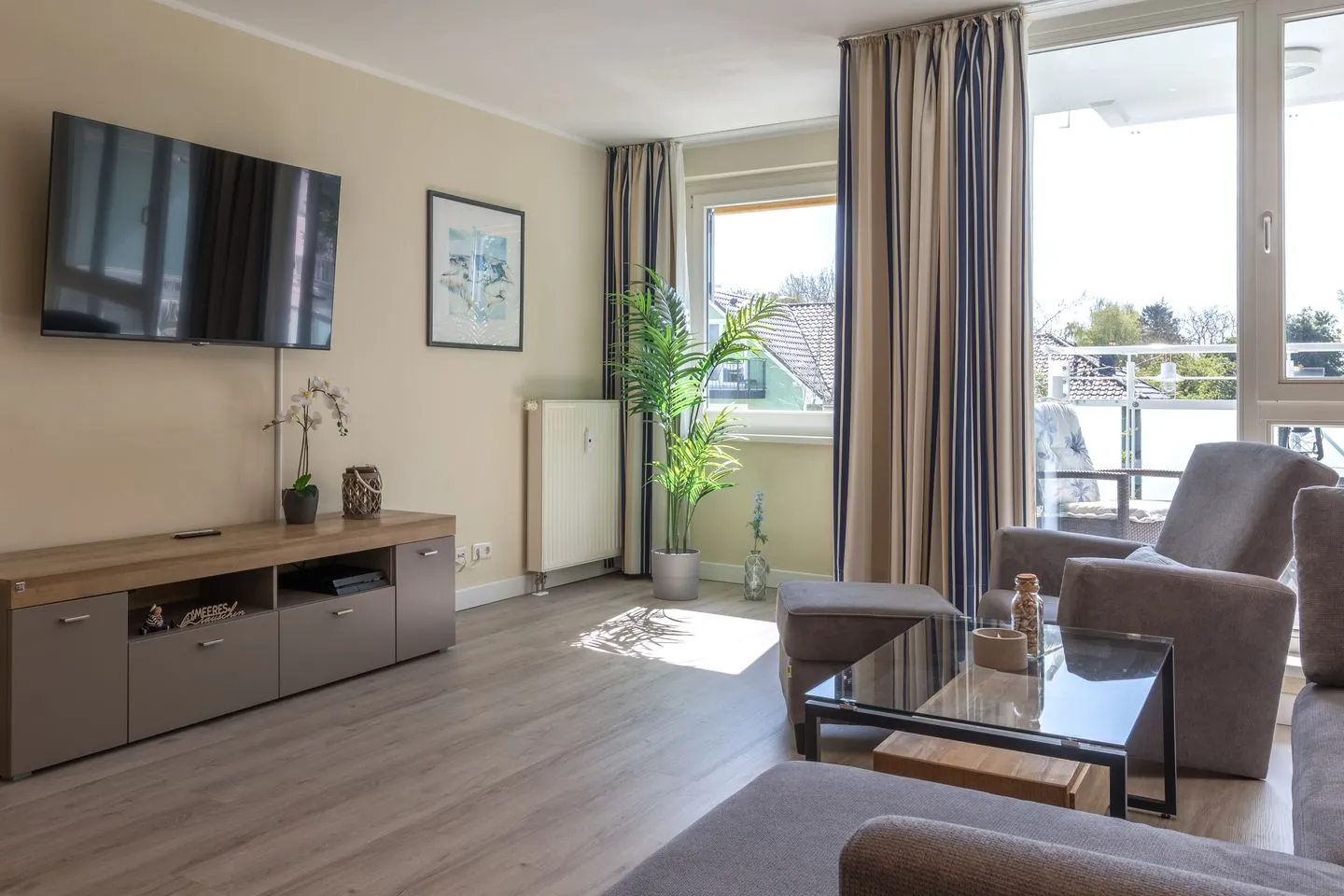 Godewind Zingst - Ferienwohnung Godewind Wohnzimmer mit TV und Sessel