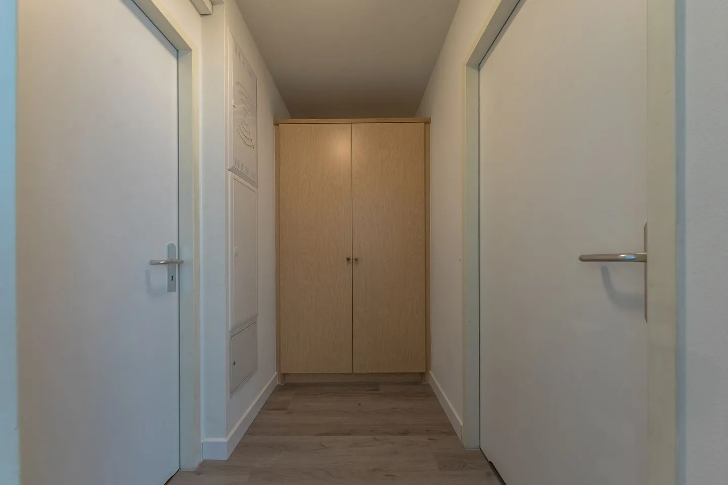Godewind Zingst - Ferienwohnung Godewind Blick in den Flur mit großem Kleiderschrank