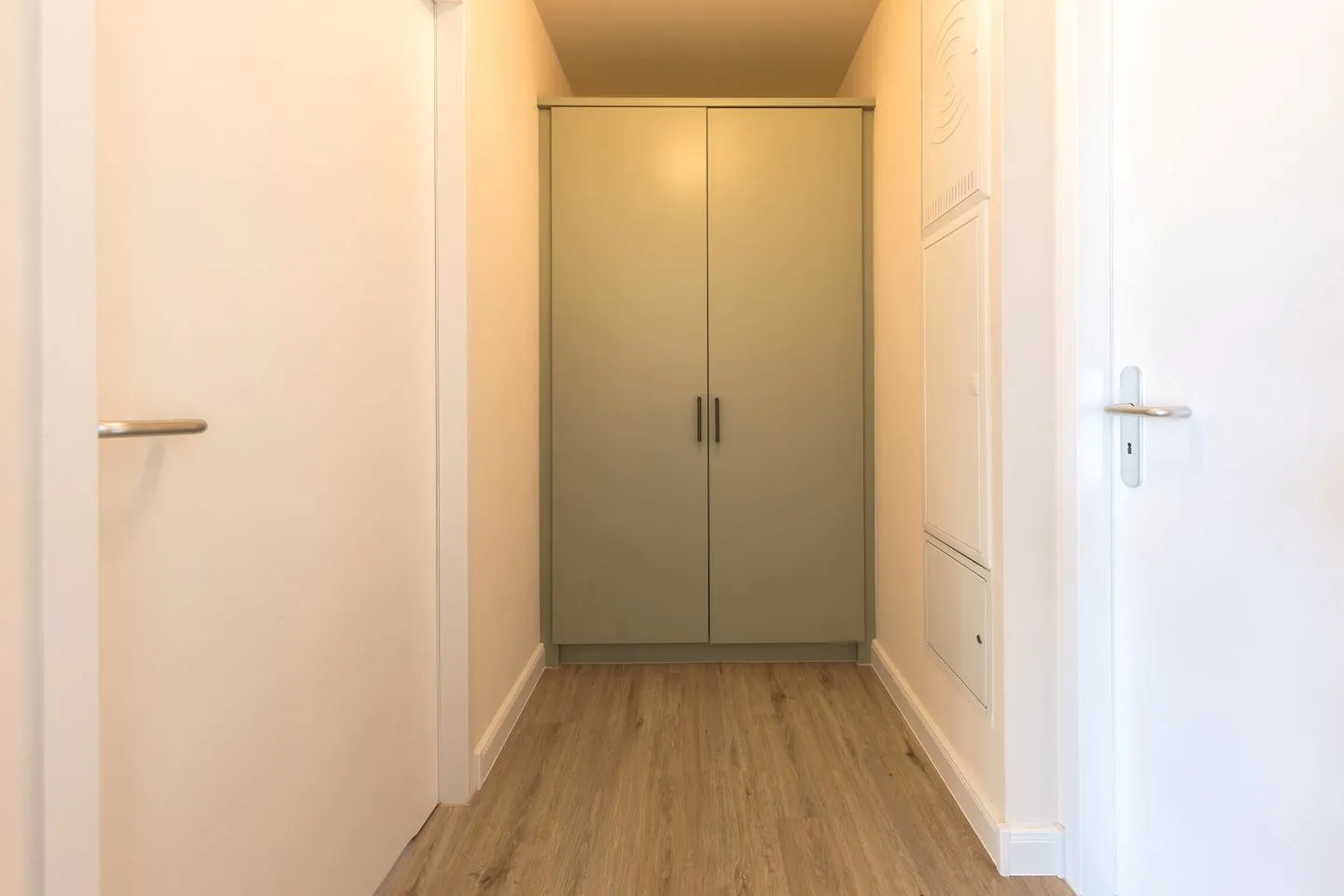 Küstenglück Zingst - Ferienwohnung Küstenglück in Zingst Blick in den Flur mit großem Kleiderschrank