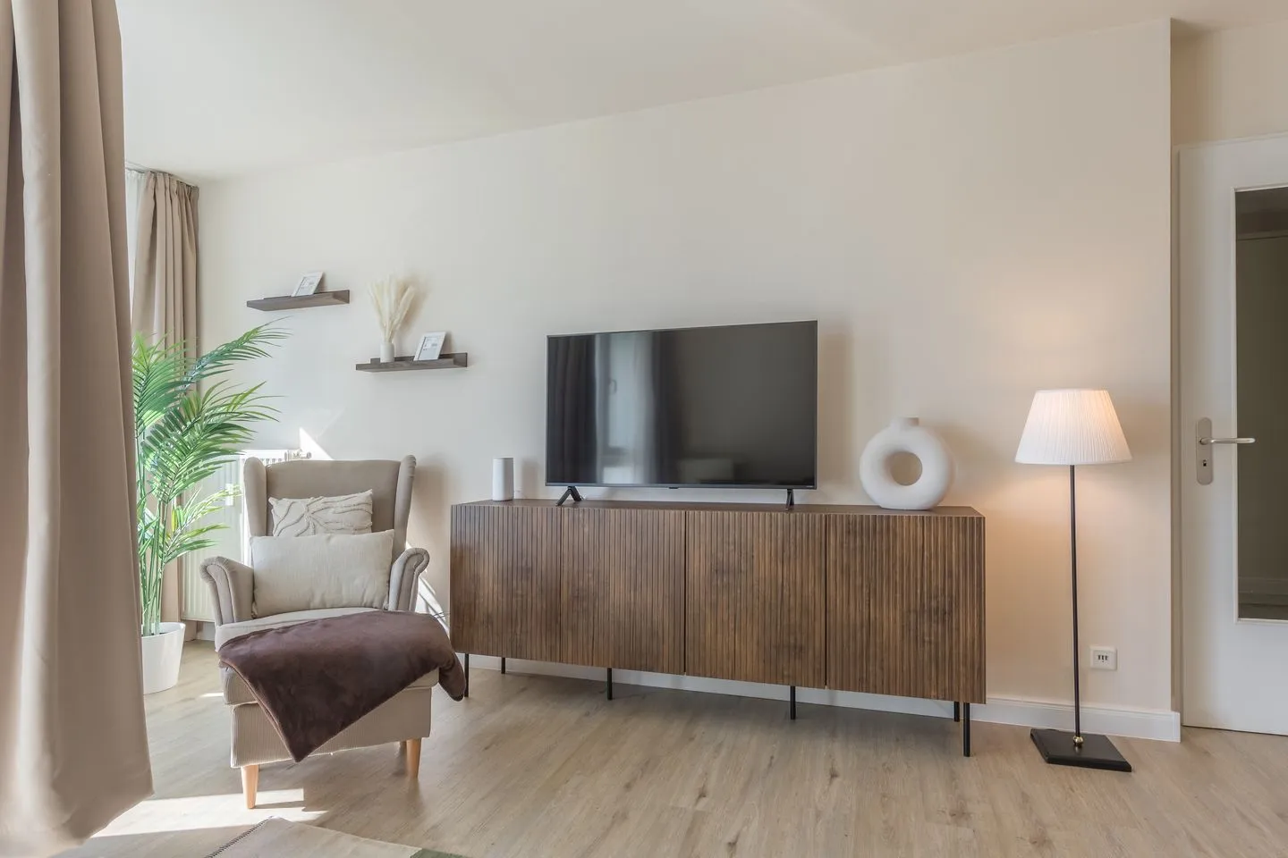 Küstenglück Zingst - Ferienwohnung Küstenglück in Zingst Tv und Sessel im Wohnbereich