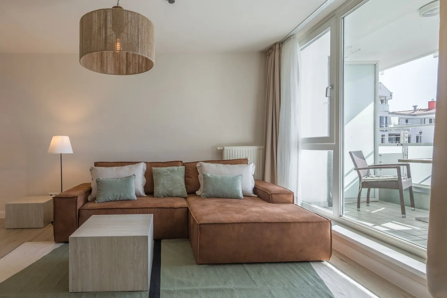 Küstenglück Zingst - Ferienwohnung Küstenglück in Zingst Blick auf die Ledercouch im Wohnzimmer