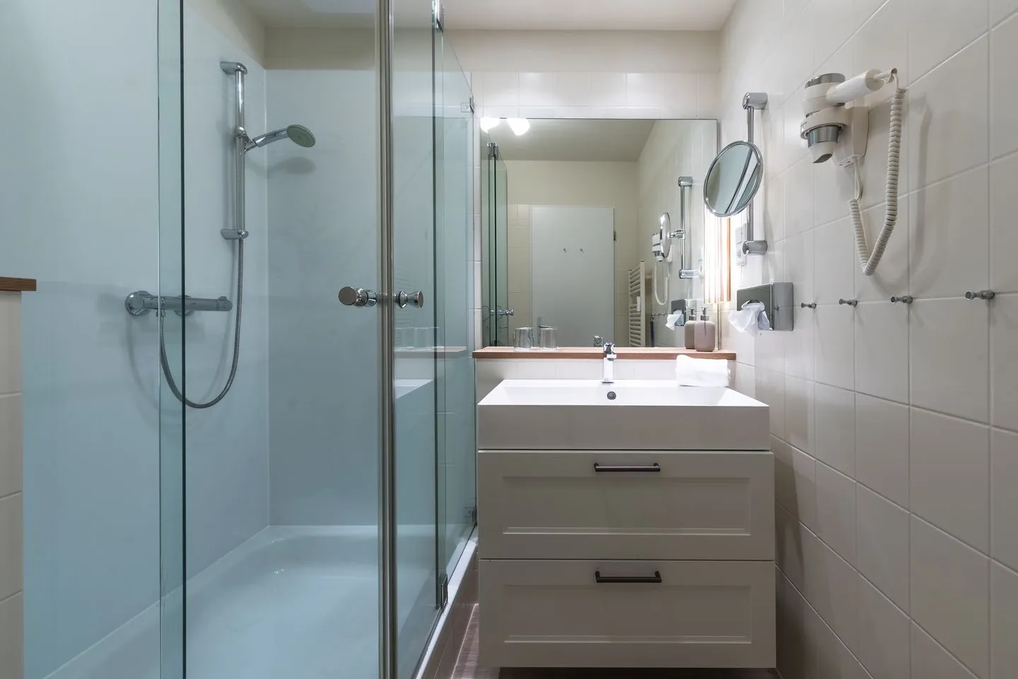 Küstenglück Zingst - Ferienwohnung Küstenglück in Zingst modernes Badezimmer mit Waschbecken und Dusche
