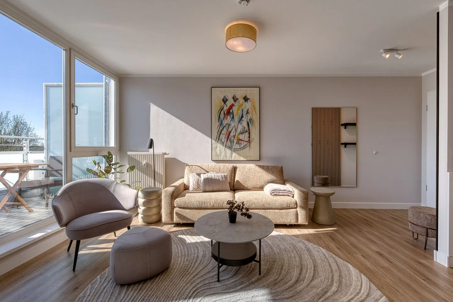 Windflüchter Zingst - Ferienwohnung Windflüchter helles Wohnzimmer mit Couch und Sessel