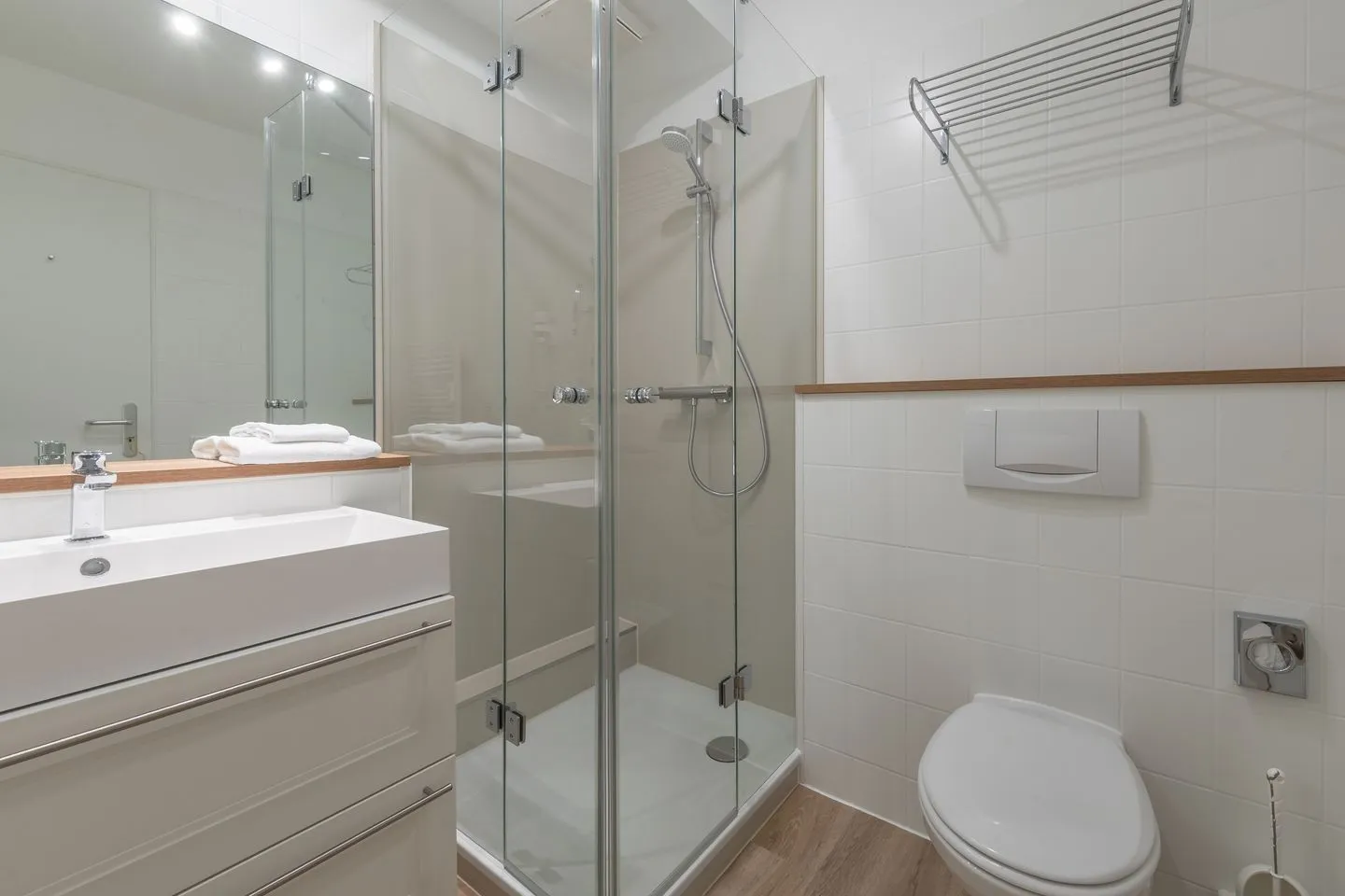 Windflüchter Zingst - Ferienwohnung Windflüchter Blick ins moderne Badezimmer mit Waschbecken und Gladusche