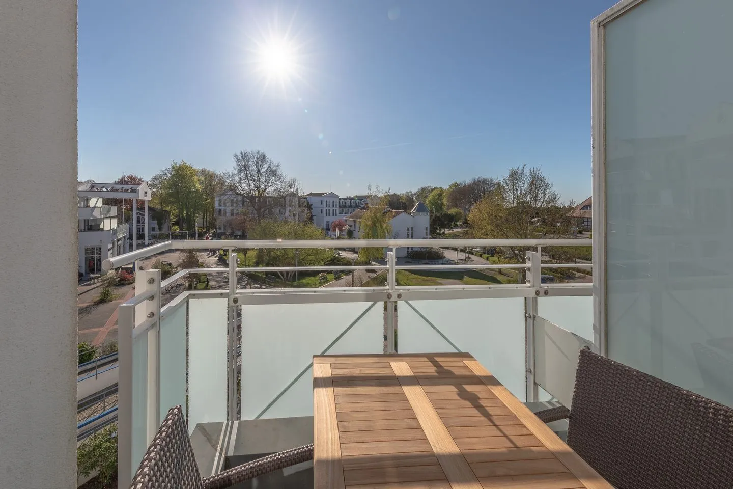 Windflüchter Zingst - Ferienwohnung Windflüchter Blick auf den Balkon mit Sitzgelegenheiten