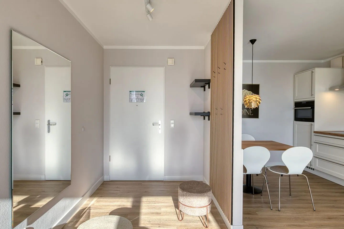 Windflüchter Zingst - Ferienwohnung Windflüchter Blick in den Eingangsbereich und den Essbereich