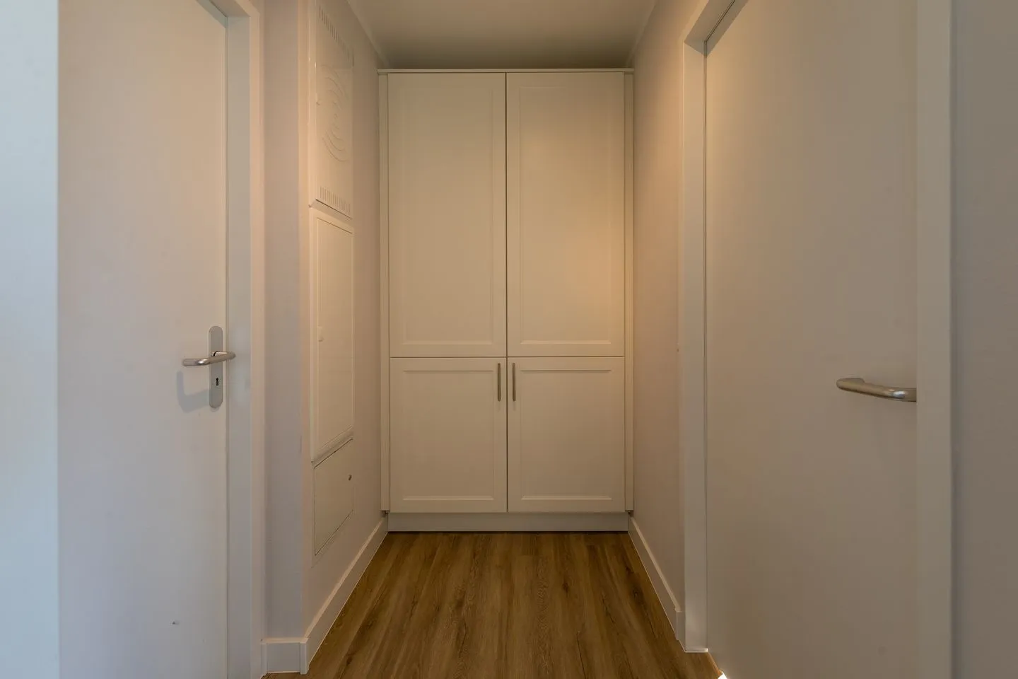 Windflüchter Zingst - Ferienwohnung Windflüchter Blick in den Flur mit Kleiderschrank