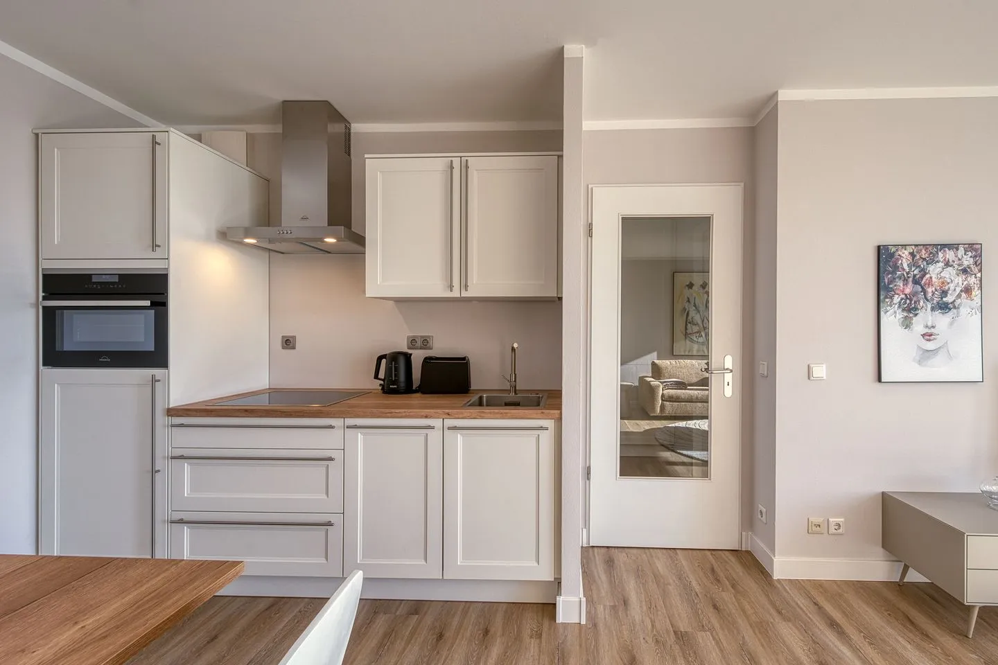 Windflüchter Zingst - Ferienwohnung Windflüchter Blick auf die moderne Küchenzeile
