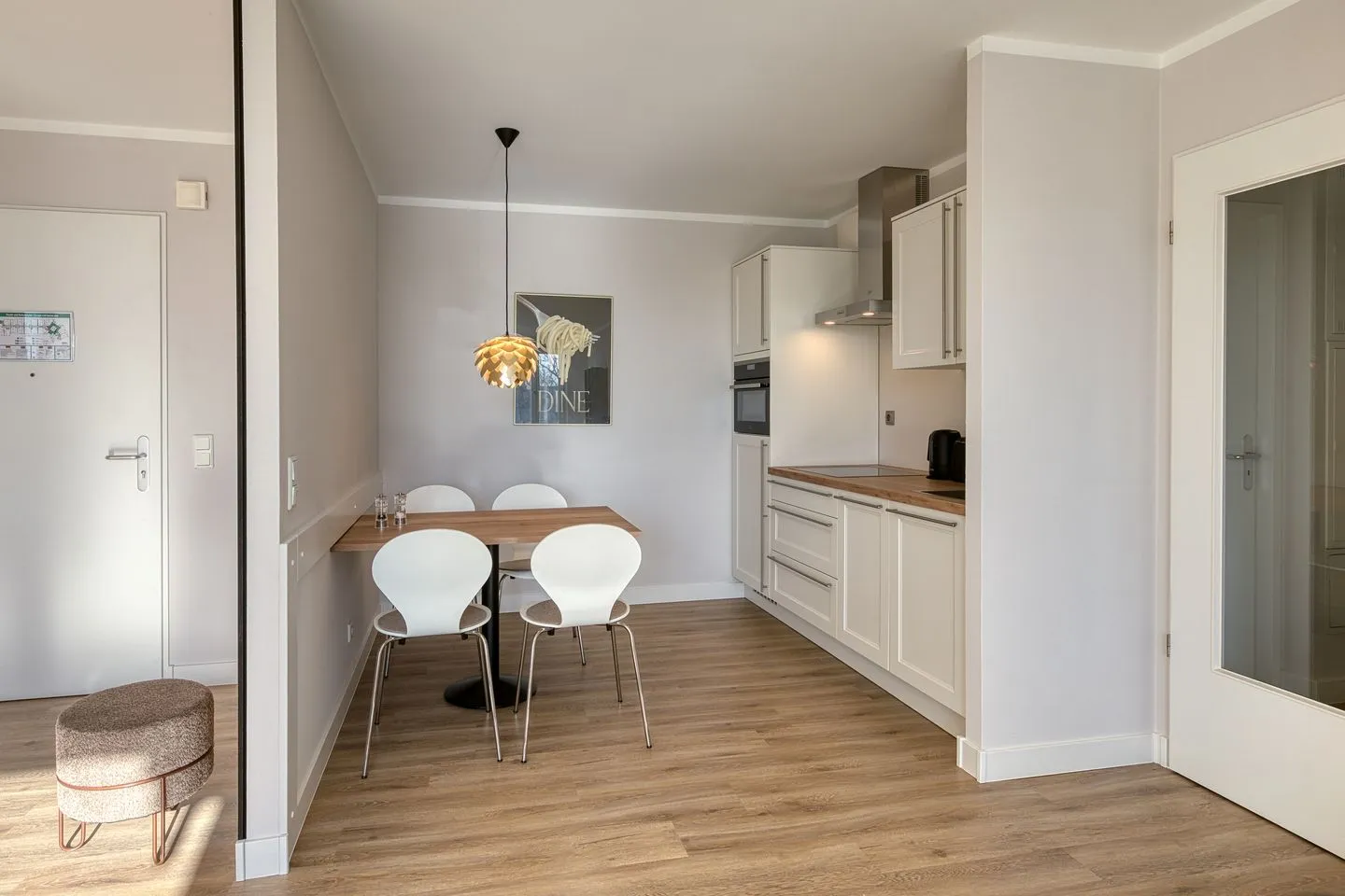 Windflüchter Zingst - Ferienwohnung Windflüchter Blick in den offenen Essbereich mit moderner Küchenzeile