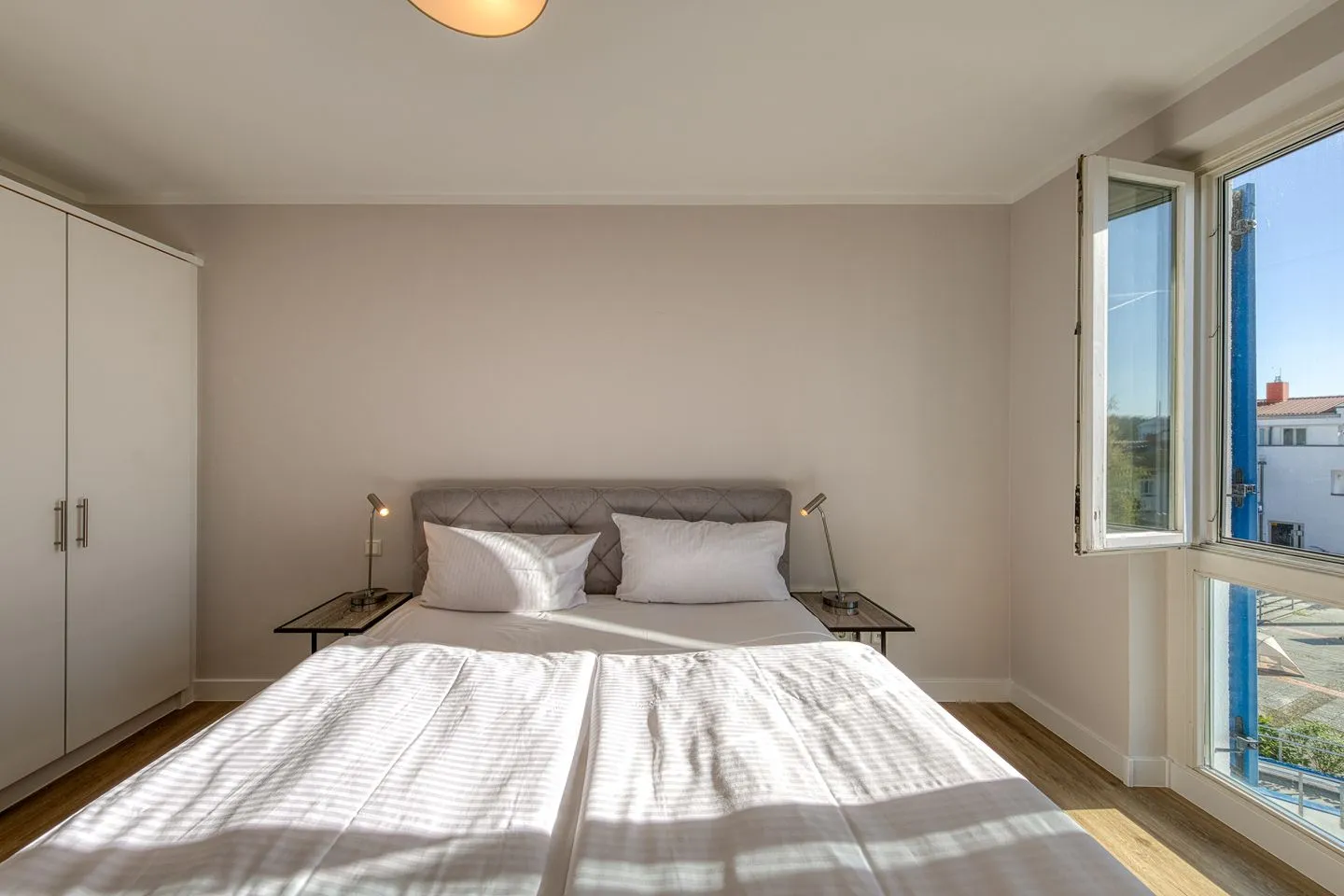 Windflüchter Zingst - Ferienwohnung Windflüchter Blick auf das gemütliche Doppelbett im Schlafzimmer