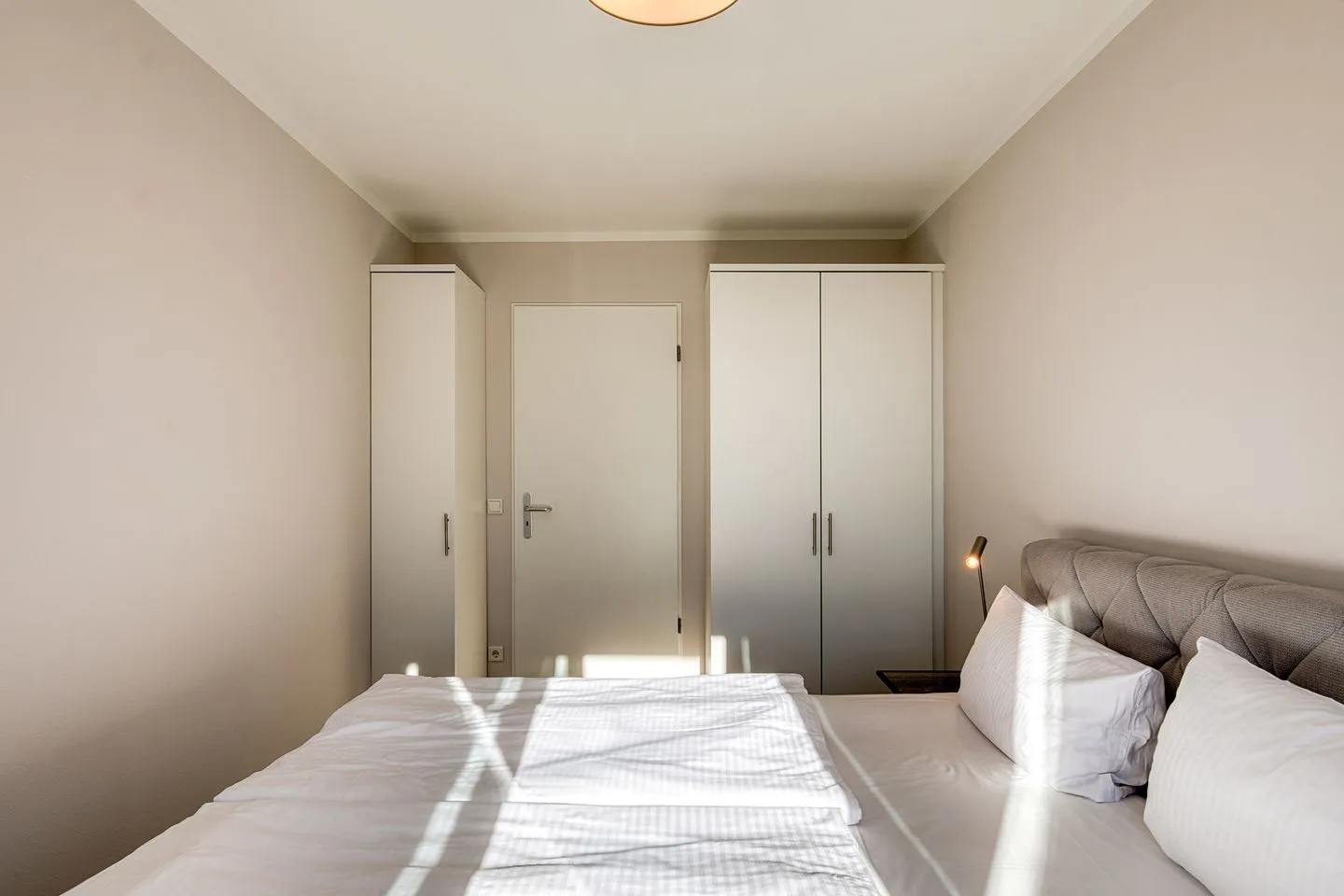 Windflüchter Zingst - Ferienwohnung Windflüchter Schlafzimmer mit gemütlichem Doppelbett und Kleiderschränken