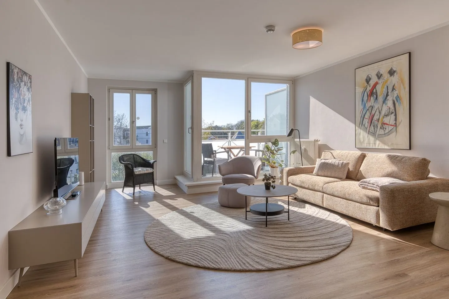 Windflüchter Zingst - Ferienwohnung Windflüchter Blick ins offene Wohnzimmer mit direktem Zugang zum Balkon