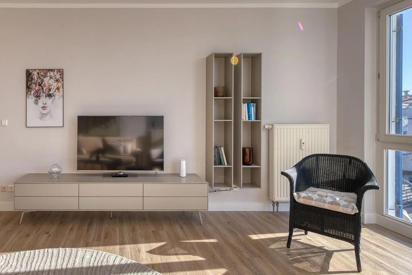 Windflüchter Zingst - Ferienwohnung Windflüchter Blick auf den TV im Wohnzimmer
