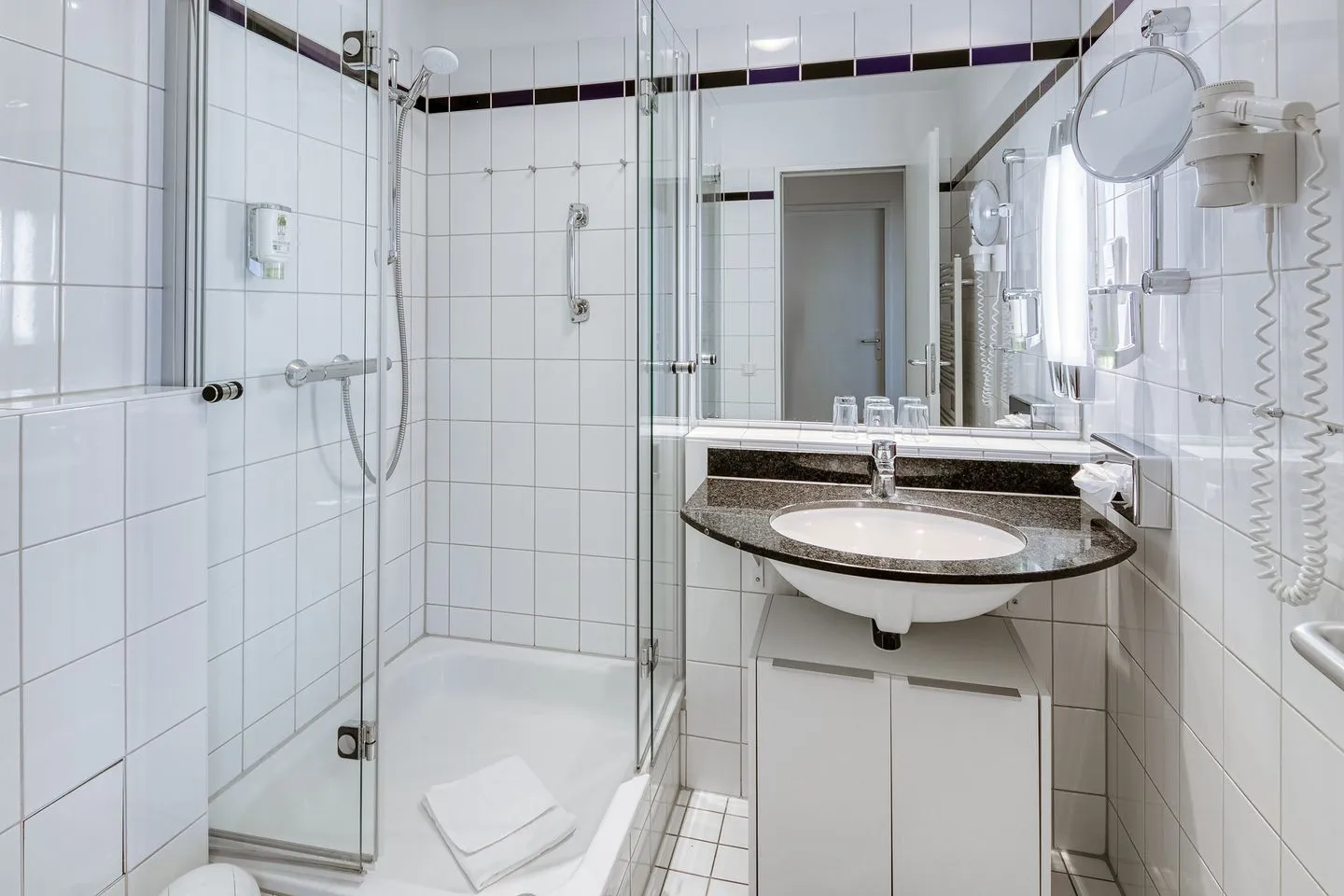 Krosse Krabbe Zingst - Ferienwohnung Krosse Krabbe Blick ins Badezimmer mit moderner Glasdusche