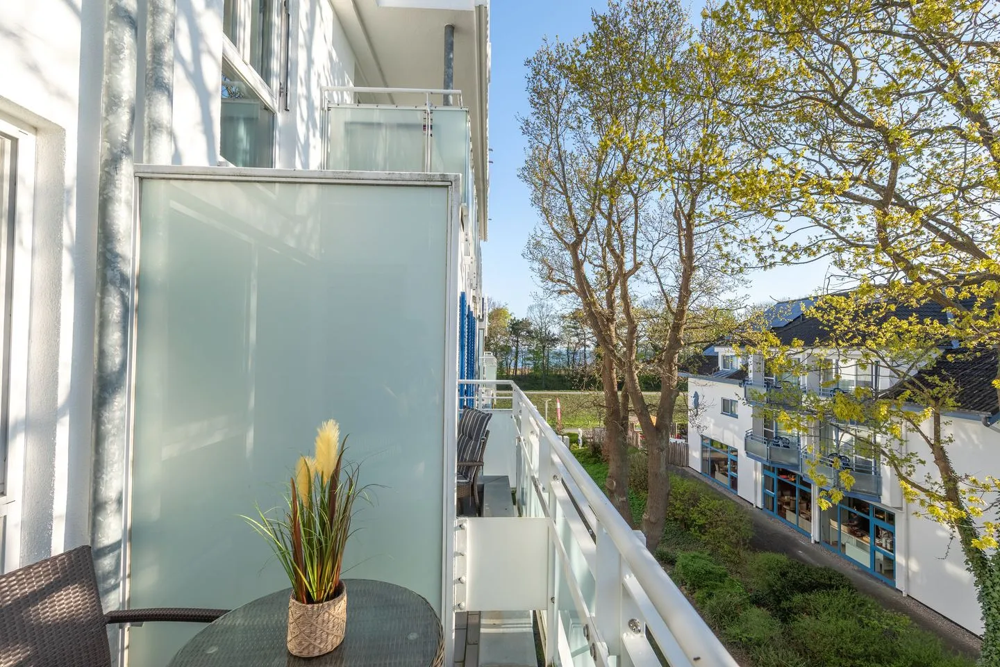 Krosse Krabbe Zingst - Ferienwohnung Krosse Krabbe Ausblick vom Balkon ins Grüne mit Sitzmöglichkeiten