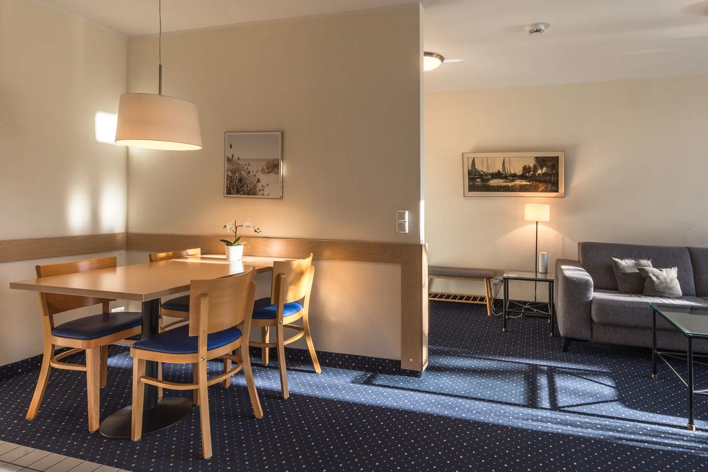 Krosse Krabbe Zingst - Ferienwohnung Krosse Krabbe offener Wohnbereich mit Esstisch